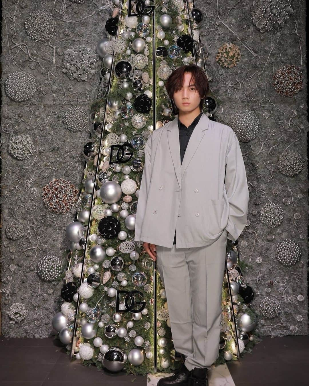 八幡晴人さんのインスタグラム写真 - (八幡晴人Instagram)「DOLCE&GABBANA HOLIDAY 2023 Private Party  12月25日(月)までの間ドルチェ＆ガッバーナ 青山で、フラワーアーティスト、ニコライ・バーグマンによる高さ約4メートルのオリジナルクリスマスツリーが展示されています。  クリスマスツリーが真ん中にありすごい迫力でした！ファッションも音楽もすごくよく、全てがクリスマスツリーのようにキラキラしていました！是非見に行ってみて下さい！！  #dolcegabbana  #dgholidays  #ドルチェアンドガッバーナ  #DGホリデー #pr」11月27日 22時17分 - haruto_yawata