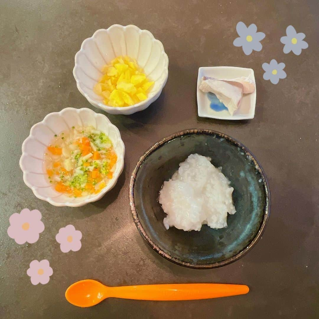 山崎萌絵のインスタグラム：「. 離乳食始まって早4ヶ月。  どんだけ食べるんじゃー！というくらい食べます🥺  食べてくれるのは嬉しいんだけど、 作るのが追いつかない💦  もちろん市販のものもいーっぱい使ってます😗  この日は、おかゆ(3倍くらい？適当です)、ポトフ、蒸したさつまいも、鰤の刺身を軽く茹でたもの。  もぐもぐ…ゆーっくり30分くらいかけて完食。  きっちり３食＋おやつのヨーグルト毎日食べています。  さぞまるまる太ってるんだろうなと思いきや、体重は平均くらい。動き回って消費してるのでしょう…燃費わるいね〜😓  #生後9ヶ月 #離乳食後期  #離乳食メニュー」