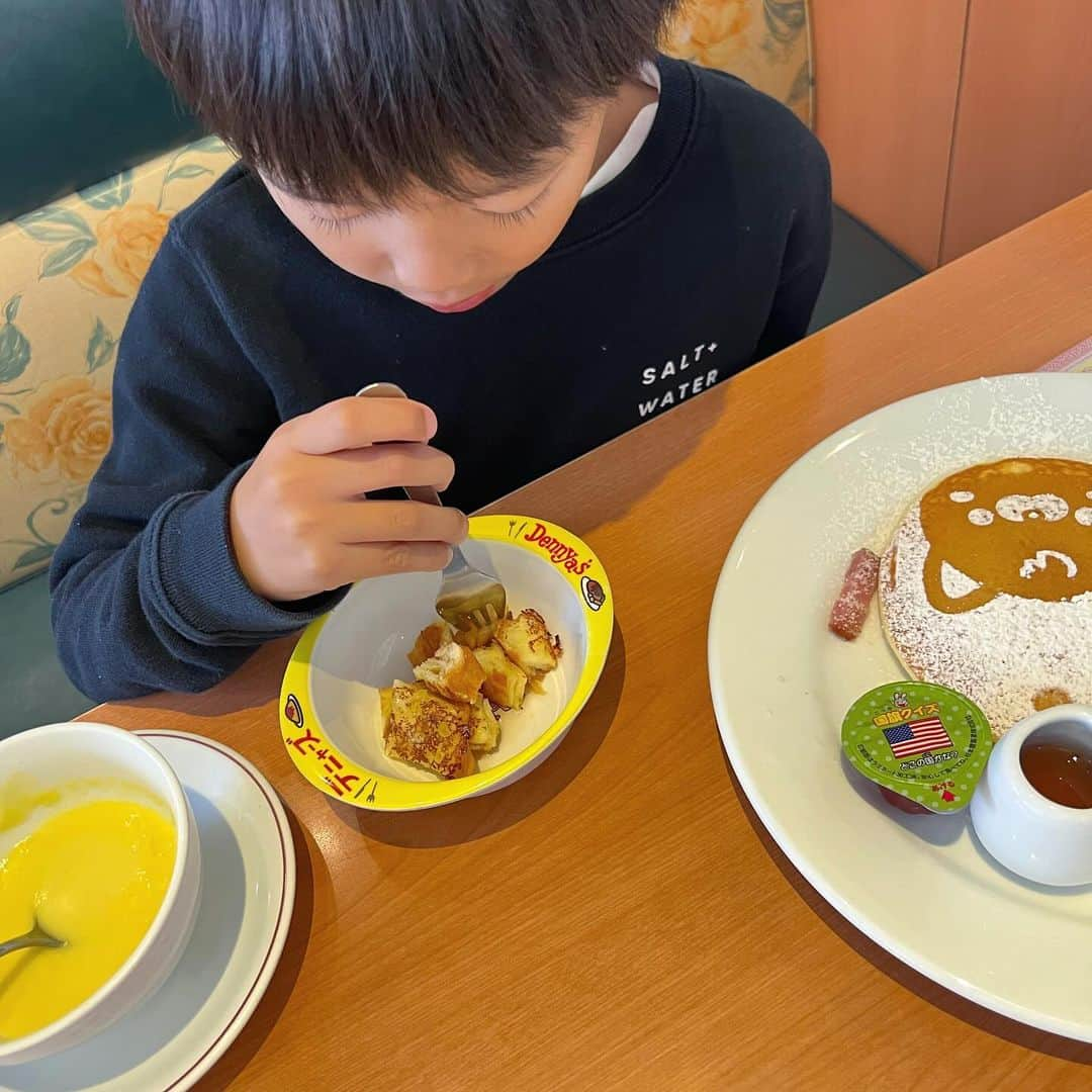 中川珠里さんのインスタグラム写真 - (中川珠里Instagram)「. 小学生になるまでのカウントダウン  平日は習い事とか沢山頑張ってるから 週に1日はかいりのやりたい事を一緒に。 2人で過ごす時間を作りましたら わたしもわくわく楽しみな日に♡  今日のリクエストはデニーズでパンケーキ。  何ヶ月ぶりかにやっと スイミングと体操のテストに合格したので 約束通りマリオワンダーを買いに行ったら売り切れで🤣  でもメダル200円分ですんなりご機嫌に笑 切り替えは最強に簡単👦🏽  この釣りのゲーム面白いんだよね🎣 今日は手が痛くなったようで 途中で辞めて、メダルはその場にいた知らない子にあげてました。なんて優しい子← 神経質？メダル触った自分の手が臭いの嫌で 手を洗いたいと急いでトイレに行くのでした  今日は満月🌕だよと写真を撮って教えてくれました  りっちゃんに何もしてないのに 怒られたりしても、絶対にやり返さない優しい子☺️←  #忘備録 #6歳4ヶ月」11月27日 22時10分 - juri1104