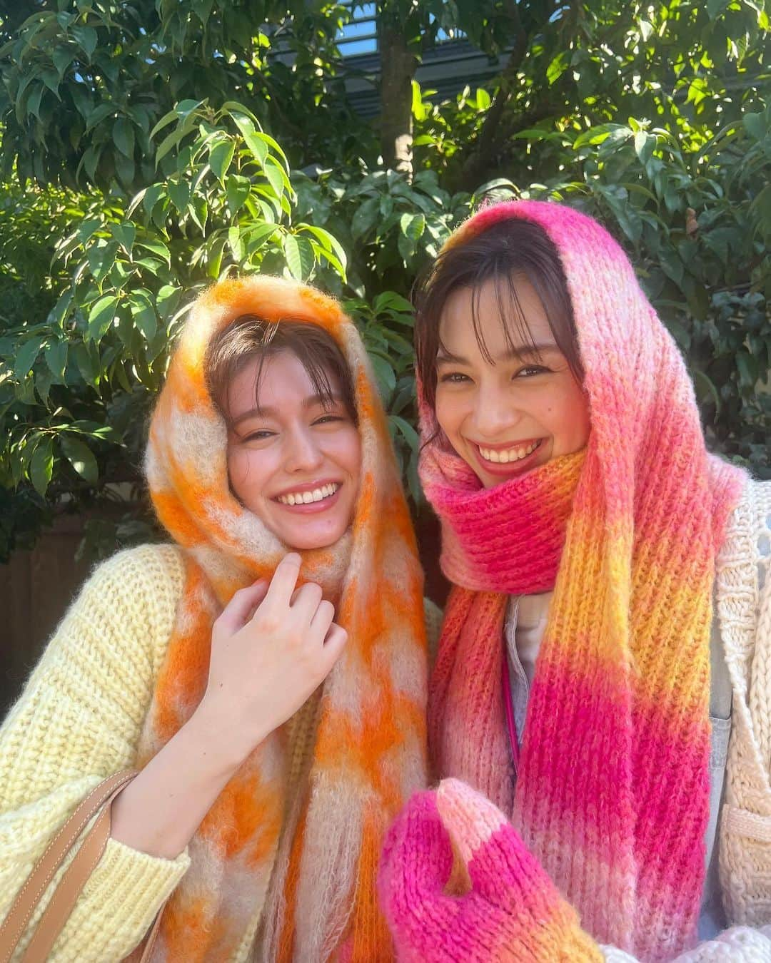 クリスティーナ菜波さんのインスタグラム写真 - (クリスティーナ菜波Instagram)「どうもマフラー姉妹です👭🤍CanCam1月号もう見てくれたかな？？旅行気分で楽しかったあやみちゃんとの撮影から🤳  #cancam」11月27日 22時10分 - nanami10910