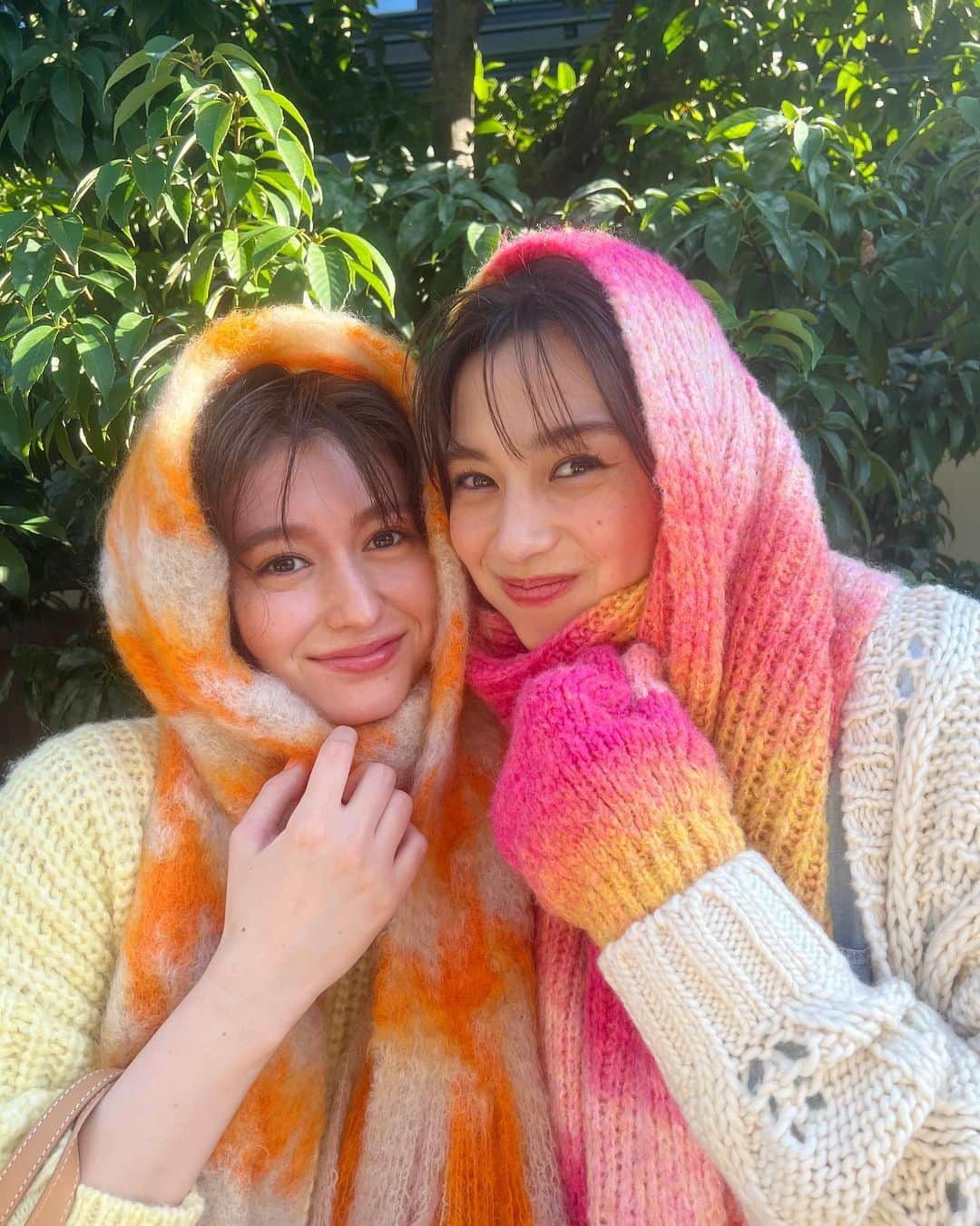 クリスティーナ菜波さんのインスタグラム写真 - (クリスティーナ菜波Instagram)「どうもマフラー姉妹です👭🤍CanCam1月号もう見てくれたかな？？旅行気分で楽しかったあやみちゃんとの撮影から🤳  #cancam」11月27日 22時10分 - nanami10910