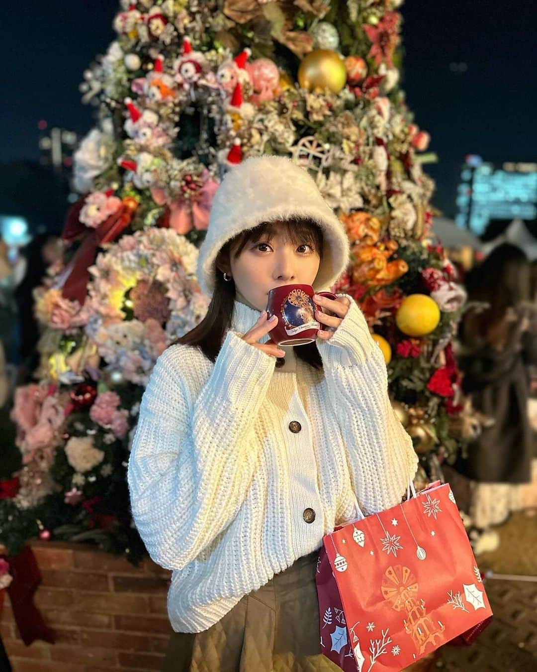 横田亜美さんのインスタグラム写真 - (横田亜美Instagram)「. 今年もクリスマスマーケットへ🤎 . 11/23〜12/25までは 日比谷から外苑前に移動してたよ🎅🎄 . . 📍 明治神宮外苑 聖徳記念絵画館前・総合球技場 🎫　平日1,000円 土日 1,500円 . 前売りチケット買って行くと オリジナルマグカップが付いてくるよ☕️ . . #東京クリスマスマーケット #外苑前 #クリスマス #クリスマスマーケット #クリスマスマーケット日比谷 #明治神宮前 #明治神宮外苑 #クリスマスコーデ #サンタさん #クリスマスマーケット2023 #代々木 #tokyochristmasmarket #tmc2023」11月27日 22時11分 - amimi0218