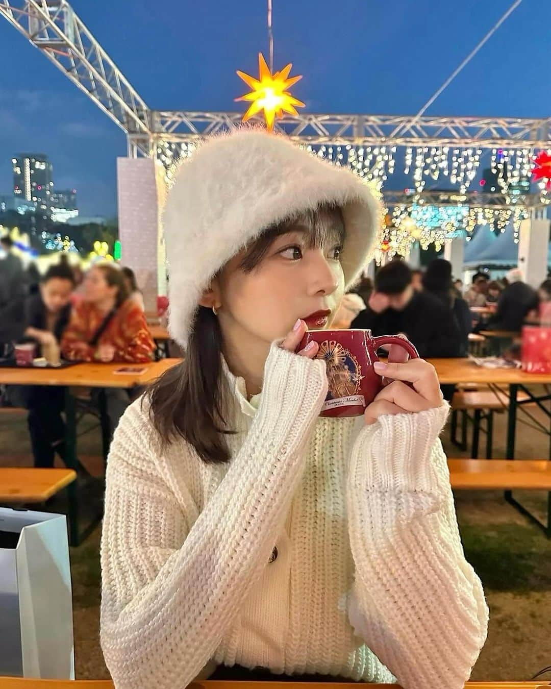 横田亜美さんのインスタグラム写真 - (横田亜美Instagram)「. 今年もクリスマスマーケットへ🤎 . 11/23〜12/25までは 日比谷から外苑前に移動してたよ🎅🎄 . . 📍 明治神宮外苑 聖徳記念絵画館前・総合球技場 🎫　平日1,000円 土日 1,500円 . 前売りチケット買って行くと オリジナルマグカップが付いてくるよ☕️ . . #東京クリスマスマーケット #外苑前 #クリスマス #クリスマスマーケット #クリスマスマーケット日比谷 #明治神宮前 #明治神宮外苑 #クリスマスコーデ #サンタさん #クリスマスマーケット2023 #代々木 #tokyochristmasmarket #tmc2023」11月27日 22時11分 - amimi0218