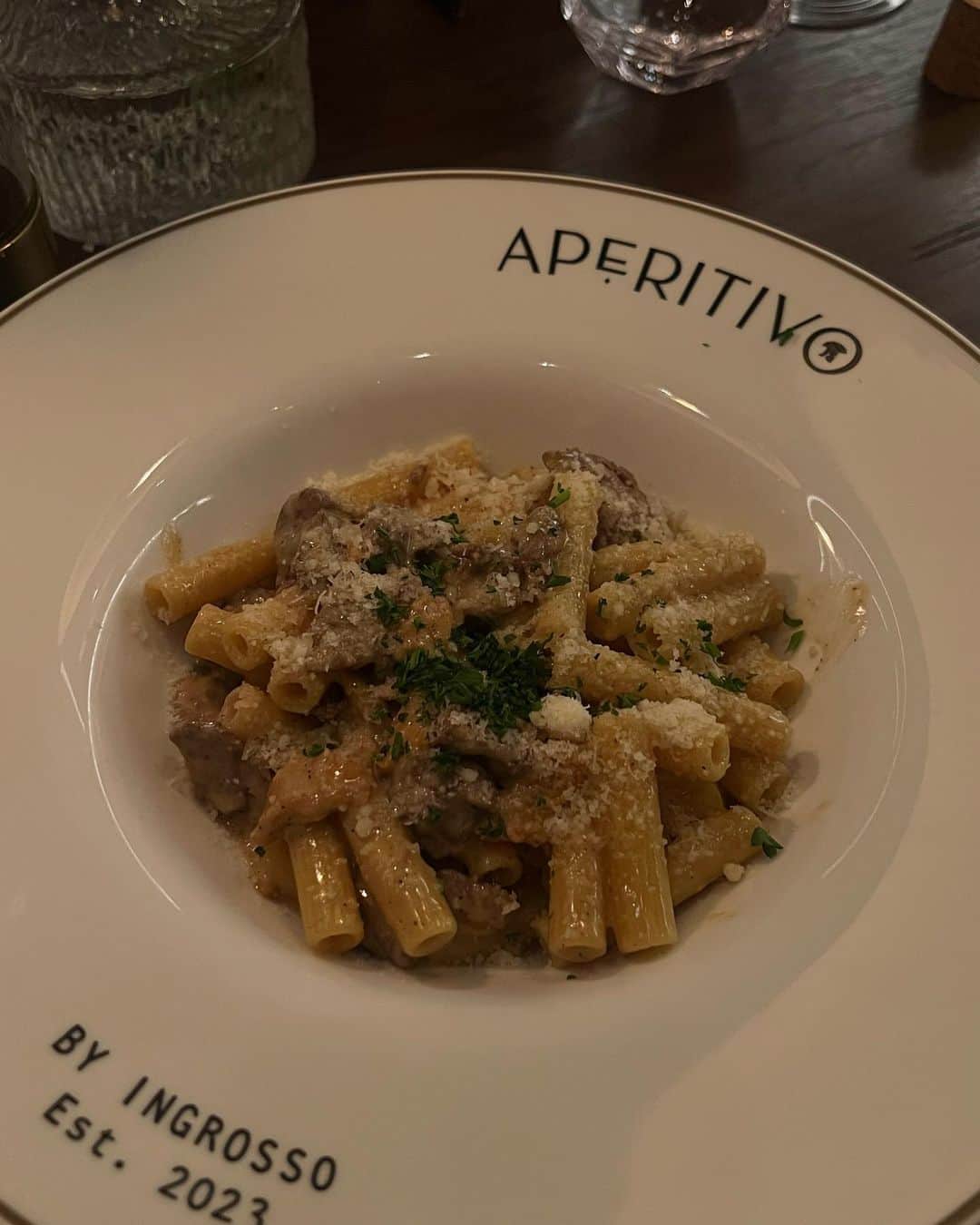 Bianca Ingrossoのインスタグラム：「Don’t ask me why I haven’t been to my fathers new restaurant @aperitivo_ingrosso in Sthlm before but this was truly AMAZING in my mouth 😋🫶🏻 Wow wow wow @emilioingrosso @asa_ingrosso」