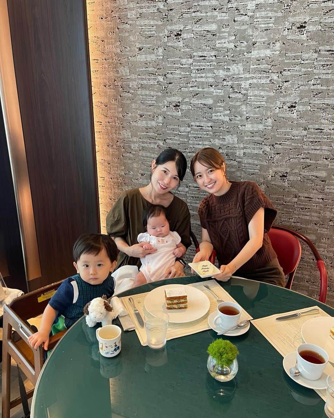 田中響子のインスタグラム：「娘とお誕生日が1日違いの かわいいかわいいあゆちゃん♡  出産で直接お祝いできていなかったので 9月末にお祝いしました💐  バチェラーで出会って6、7年？ 子どもが産まれても こうして遊んでくれて感謝。  この日はFour Seasons 丸の内へ🌿  奥まったテーブルのお席がとても良くて、 更に窓側だと東京駅の真横なので 電車好きのお子には飽きない景色でした。  大手町も好きだけど丸の内もよき。 お料理も美味しくて 子どもにも優しくてリピートしたいです！」