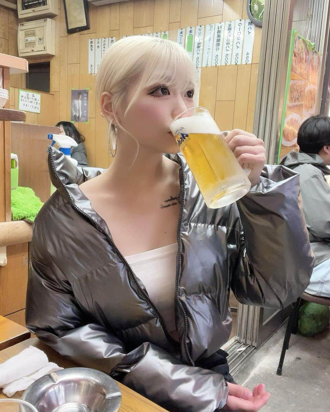 いーたろさんのインスタグラム写真 - (いーたろInstagram)「最近ビールの美味しさに気づいてしまったいーたろ氏🍻 ２日に1回二日酔いになってる私の人生っておっもしろ~🤣 #いーたろ#いーたろ様#私の沼にハマりなさい#お酒大好き」11月27日 22時13分 - itaro0000