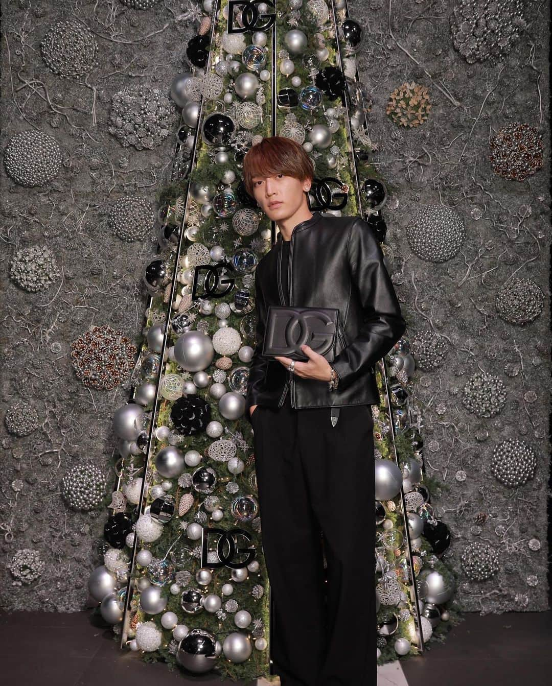 池田陸人さんのインスタグラム写真 - (池田陸人Instagram)「DOLCE&GABBANA HOLIDAY 2023 Private Party  12月25日(月)までドルチェ＆ガッバーナ 青山で、フラワーアーティスト、ニコライ・バーグマンによる高さ約4メートルのオリジナルクリスマスツリーが展示されています。  圧倒的な輝き放っていて一足先にクリスマスの雰囲気を感じれました❄️💎音楽やファッション、どれも楽しめて素敵な夜でした😆  是非足を運んでみてください。  #DolceGabbana #DGHolidays #ドルチェガッバーナ #DGホリデー」11月27日 22時14分 - rikuto__1231