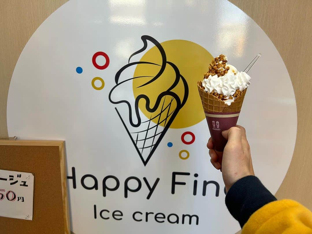 うえたけのインスタグラム：「寒い時こそアイスを食べよ🍨 沼津駅北口に出来たアイスクリーム屋「Happy Fine #ハッピーファイン 」大変デリシャスでした🧚‍♂️ スッキリした本格アイスにチョコレートやクリームなどのトッピングが更にアイスを美味しく彩ります♪ 種類も豊富で迷っちゃった😋 お持ち帰りもあるみたいですよ🥡 是非ともお立ち寄りくださいませ〜🫡」