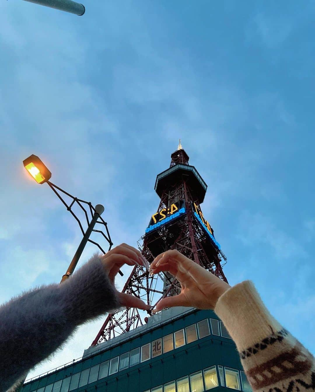 しみずくるみさんのインスタグラム写真 - (しみずくるみInstagram)「北海道日記👟 赤いポーチは服に合わせてお姉ちゃんが編んでくれました🍎」11月27日 22時16分 - __s.k0328