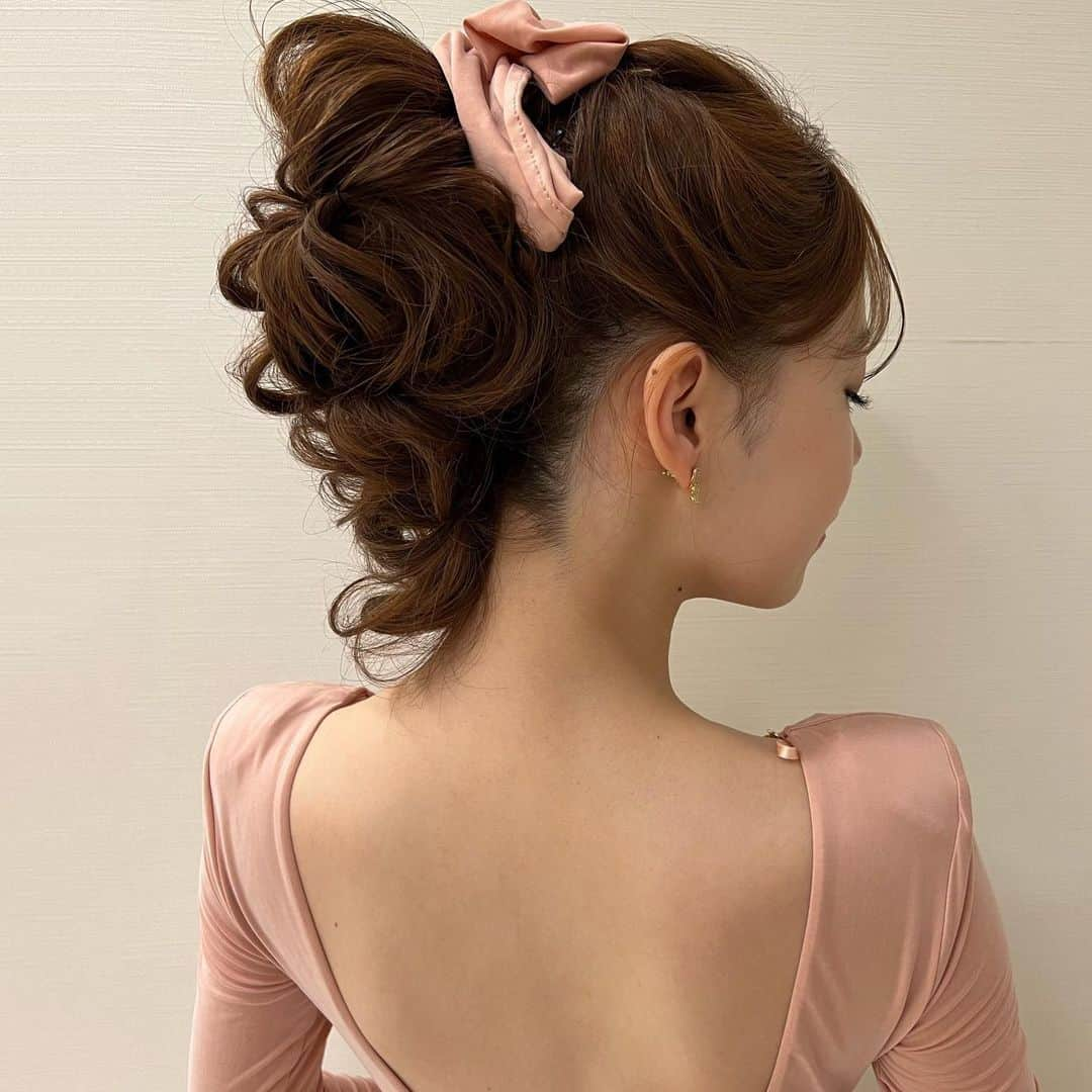 Tomoyo Kitamuraのインスタグラム：「お客様ヘアセット✨ アレンジ高めポニーテール  #ヘアメイク #プレ花嫁 #外注ヘアメイク #前撮り #2023冬婚  #ヘアセット #2023秋婚 #ヘアアレンジ #グラハイ花嫁 #パレス花嫁 #アンダーズ花嫁 #ウェスティン花嫁  #chanel  #シャネル #ウェディングドレス  #ウェディングヘア #前撮りヘア #dior #ローポニー　 #ポニーテール #2024春婚」