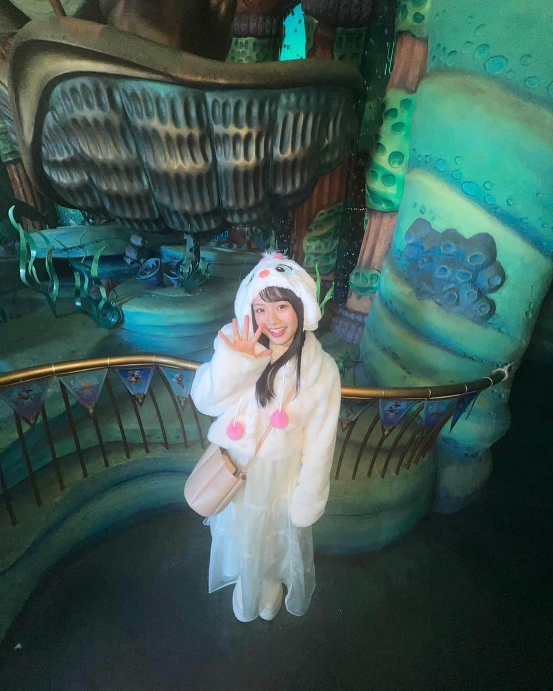 ひまひまチャンネルさんのインスタグラム写真 - (ひまひまチャンネルInstagram)「🩷🩷🩷  DisneySea第2弾〜🎀   最近はずーっと何のマフラー買おうか悩んでます、笑 候補がありすぎてもう春になってそう😭ー！  明日も頑張ろうね🎀！    #ひまひまチャンネル」11月27日 22時26分 - himahima_channel