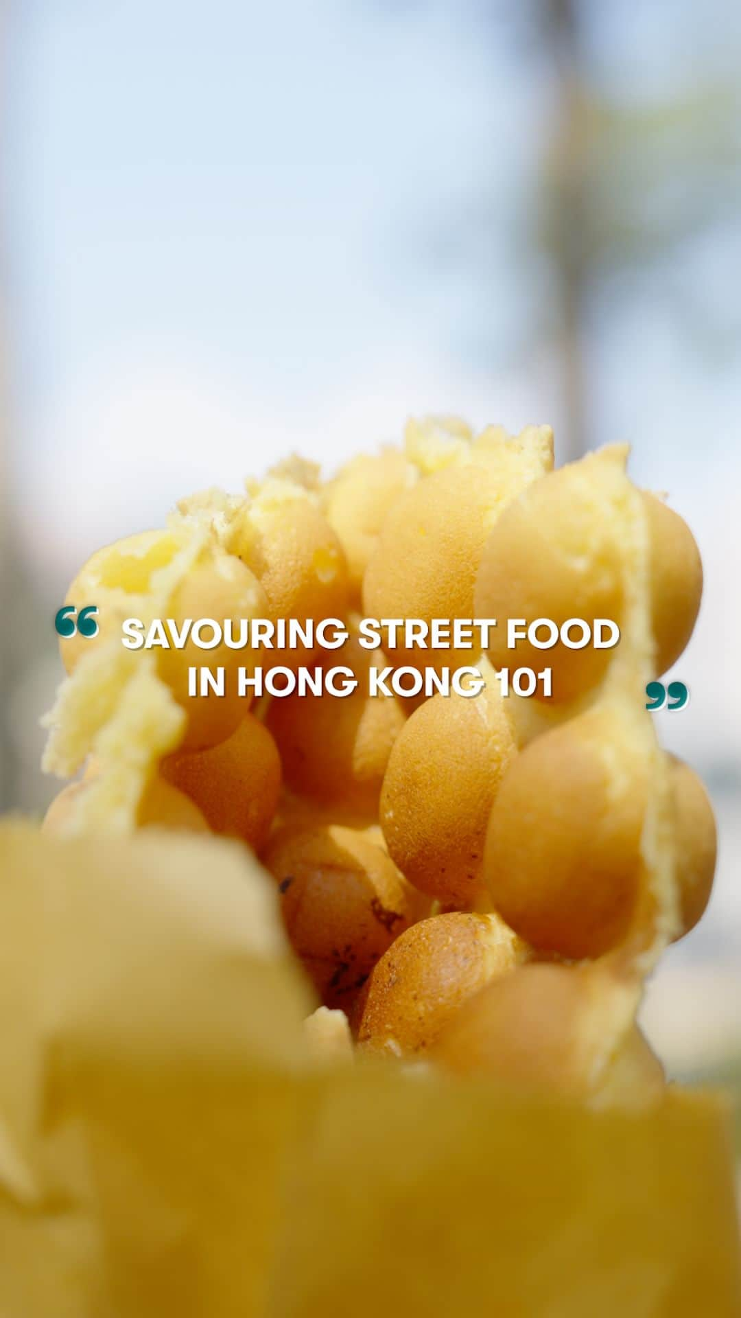 キャセイパシフィック航空のインスタグラム：「These sweet and savoury street food dishes are a must-try when visiting Hong Kong 🇭🇰!  From Mong Kok to Tai Wai to other busy corners of the city, you’re bound to find your favourite street-side munches at an affordable price. Come warm yourself up to a plethora of local flavours 😋!  #cathaypacific #MoveBeyond  你試過這些隨處可見的街頭小食嗎 🇭🇰？從旺角到大圍，或是其他地區的橫街窄巷，你總能找到一款喜愛且價錢實惠的街頭小食。最令你念念不忘的小食是什麼？歡迎留言與我們分享 😋！  #國泰航空 #志在飛躍」