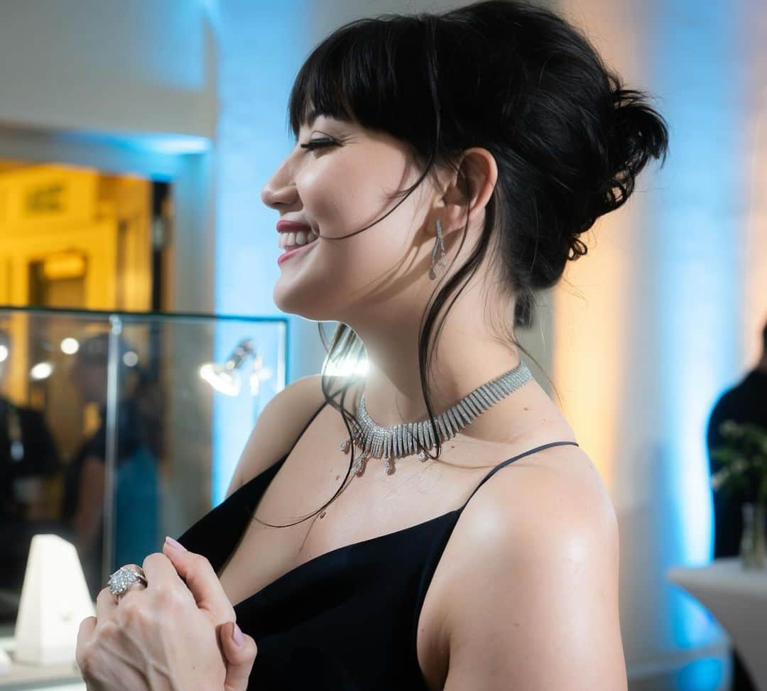 デイジー・ロウさんのインスタグラム写真 - (デイジー・ロウInstagram)「I was so happy to be involved in @Colormond ‘s brand launch back in October where I was lucky to witness the unveiling of their Christmas collection. Using only sustainable lab grown diamonds @mr_feiliu has weaved so much colour through the collection to brighten their festive sparkles #coloryourxmas」11月27日 22時20分 - daisylowe