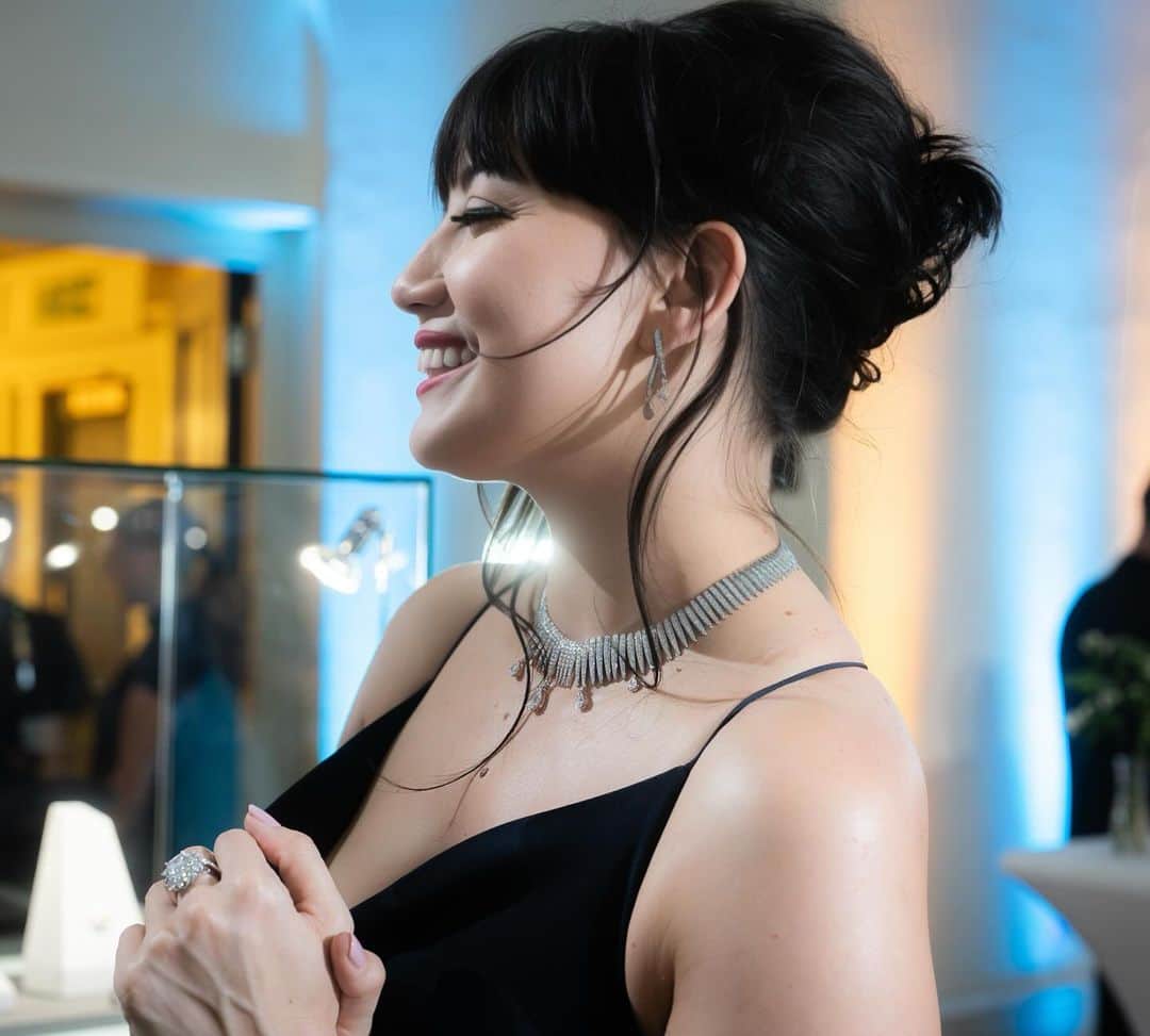 デイジー・ロウのインスタグラム：「I was so happy to be involved in @Colormond ‘s brand launch back in October where I was lucky to witness the unveiling of their Christmas collection. Using only sustainable lab grown diamonds @mr_feiliu has weaved so much colour through the collection to brighten their festive sparkles #coloryourxmas」