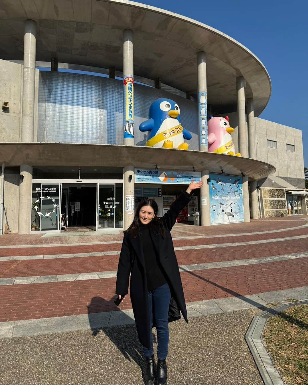 田中彩子さんのインスタグラム写真 - (田中彩子Instagram)「Penguins in Nagasaki, everyone looks very comfortable 🐧 コンサート翌日は長崎ペンギン水族館に連れて行ってもらえました。 海がとても気持ちよかったです。ペンギン可愛かったです。 ウツボも可愛かったです。 @kawadakentaro  @chikayo.kubota   #田中彩子リサイタルツアー2023  #田中彩子ソプラノリサイタル2023  #川田健太郎 #田中彩子」11月27日 22時20分 - ayakotanaka_instaofficial