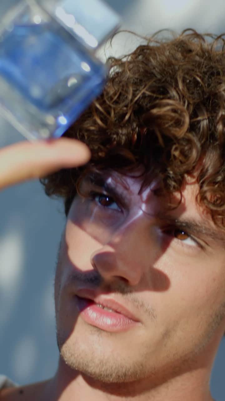 アントニオ・バンデラスのインスタグラム：「La seducción tiene otra perspectiva ¡Las reglas han cambiado!  🔵 L I N K  I N  B I O   Seduction has another perspective. Rules have changed!  #BanderasPerfumes #BlueSeduction」