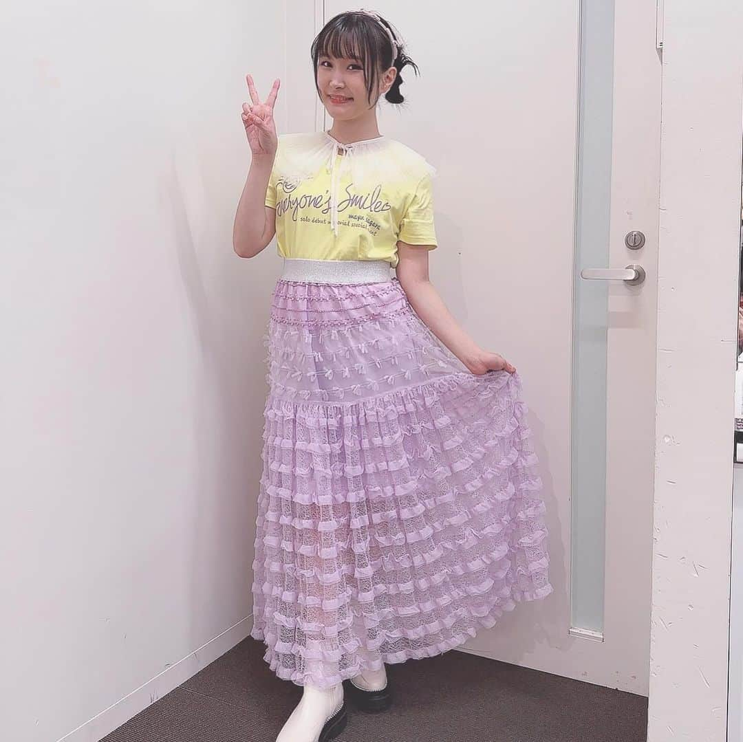 相良茉優のインスタグラム：「#相良茉優 ソロデビュー記念SPイベントEveryone’s Smile  ライブ衣装はTシャツアレンジのお衣装！！ 髪型も可愛くしてもらいました♡」