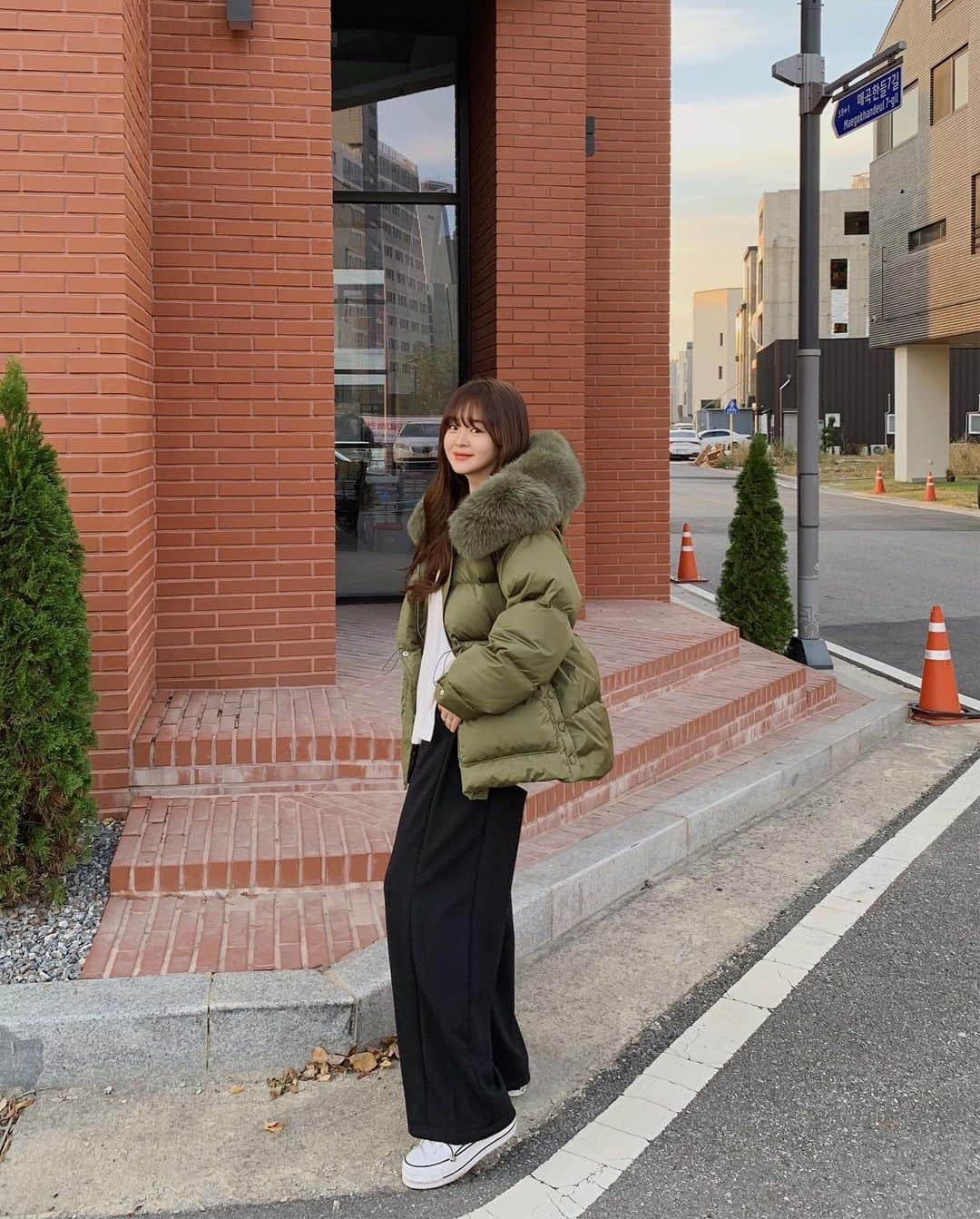 スヒョンさんのインスタグラム写真 - (スヒョンInstagram)「♥ 인기 터져서 벌써 곧 품절 예정인 ❛ 𝐛𝐮𝐭𝐭𝐨𝐧 𝐟𝐨𝐱 𝐩𝐚𝐝𝐝𝐢𝐧𝐠 (𝟑𝐜𝐨𝐥𝐨𝐫) ❜ #카키_색상은_당일_배송_가능합니다 🤍 ⠀⠀⠀⠀ 이런 폭스퍼 패딩은 퀄리티 좋은 거 하나 구매하시고 매년 꺼내 입으셔야 하는 거 다들 아시쥬 👏🏻 웬만한 브랜드 패딩보다 더욱 두툼하고 퀄리티 높아서 추운 올겨울 무조건 소장하셔야 해요 ⠀⠀⠀⠀ ※ 𝐅𝐚𝐛𝐫𝐢𝐜 : 안감 오리털 𝟗𝟎% 깃털 𝟏𝟎% | 리얼 폭스퍼 𝟏𝟎𝟎% ⠀⠀⠀⠀ 커다란 리얼 폭스퍼가 얼굴을 작아 보이게 만들어줘유 👼🏻 ⠀⠀⠀⠀ ﹆ 곧 품절 예정이니 놓치지 마시고 얼른 오세용 🪄 𝑱𝒂𝒏𝒈𝒔𝒖𝒉𝒚𝒖𝒏」11月27日 22時21分 - jshs2