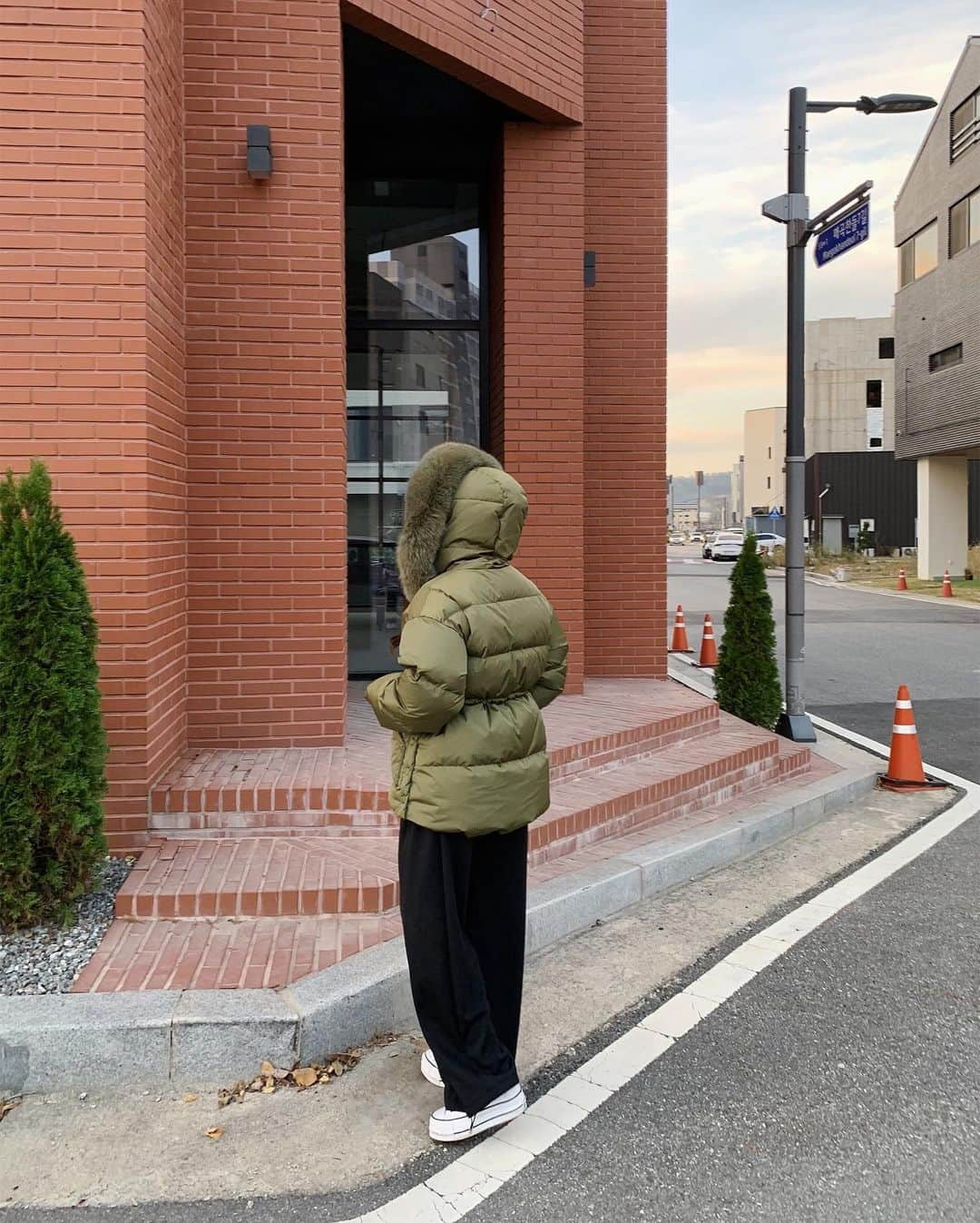 スヒョンさんのインスタグラム写真 - (スヒョンInstagram)「♥ 인기 터져서 벌써 곧 품절 예정인 ❛ 𝐛𝐮𝐭𝐭𝐨𝐧 𝐟𝐨𝐱 𝐩𝐚𝐝𝐝𝐢𝐧𝐠 (𝟑𝐜𝐨𝐥𝐨𝐫) ❜ #카키_색상은_당일_배송_가능합니다 🤍 ⠀⠀⠀⠀ 이런 폭스퍼 패딩은 퀄리티 좋은 거 하나 구매하시고 매년 꺼내 입으셔야 하는 거 다들 아시쥬 👏🏻 웬만한 브랜드 패딩보다 더욱 두툼하고 퀄리티 높아서 추운 올겨울 무조건 소장하셔야 해요 ⠀⠀⠀⠀ ※ 𝐅𝐚𝐛𝐫𝐢𝐜 : 안감 오리털 𝟗𝟎% 깃털 𝟏𝟎% | 리얼 폭스퍼 𝟏𝟎𝟎% ⠀⠀⠀⠀ 커다란 리얼 폭스퍼가 얼굴을 작아 보이게 만들어줘유 👼🏻 ⠀⠀⠀⠀ ﹆ 곧 품절 예정이니 놓치지 마시고 얼른 오세용 🪄 𝑱𝒂𝒏𝒈𝒔𝒖𝒉𝒚𝒖𝒏」11月27日 22時21分 - jshs2