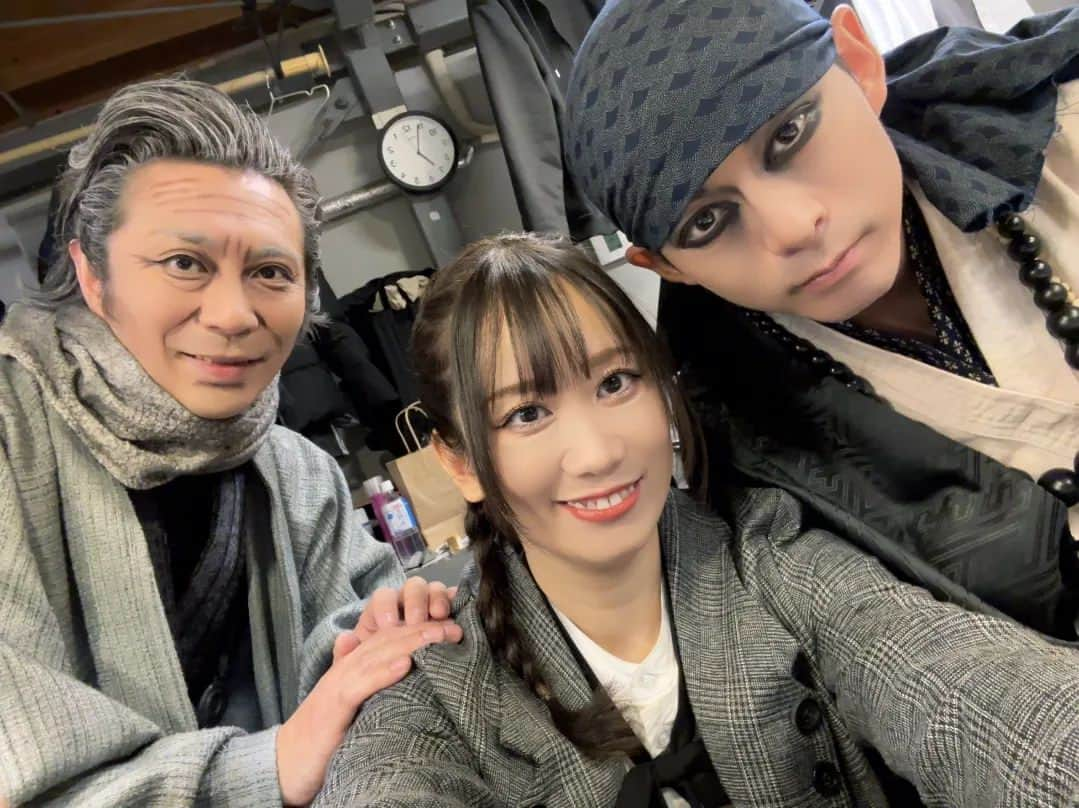 末野卓磨さんのインスタグラム写真 - (末野卓磨Instagram)「舞台「gagap」昨日で全公演終えました。  全日満席、ご来場ありがとうございました‼️  配信ご視聴頂いた皆様もありがとうございます‼️と、アーカイブも引き続きお楽しみを🙋  コロナにインフル、風邪も流行ってた中、無事に千秋楽まで辿り着けたのは、ご来場のお客様のマスク着用の協力もあっての事と思います。ご協力ありがとうございました。  2011年に初共演して、今回約10年ぶりに共演となりました、ENG代表佐藤修幸さん😊嬉しかったなぁ～  のぶさんのお陰で他にも沢山の嬉しい再会に初共演の出会いをさせてもらいました。  何より驚きの再会が、作演出の竹村晋太朗さん。  壱劇屋でありながら、JAEの養成所に来てた頃、後輩として共演してた竹村くん。  顔合わせの時には竹村君に似てる演出家だなぁ～って思ってたら、同一人物で驚きました(笑)  いざ稽古が始まったら、素晴らしく的確で面白さを追求する、ええ演出家❗なんで養成所来てたんかと思ったら、本当にアクションを学びに来てただけだったみたいで、とんでもない探求心。  本も演出も、殺陣付けも全部面白かった。  そして、竹村演出を支える壱劇屋メンバーとギャップルメンバーがとんでもなく有能で、竹村さんがツーと言えばカーみたいな…表現古い？(笑)  とにかく、壱劇屋の劇団力スゲーし、壱劇屋を知ってるからこその対応の早さ、ギャップルスゲーっ  本当に彼、彼女らの存在なくして出来なかった舞台です。  怪僧としての事を少し…  白の右腕としての怪僧、伊藤マサミさんとは初共演で、どんなアプローチで来るか楽しみにしてました。  春夏秋冬以外にはクールな様で、僧と老、怪医にもふとした瞬間に信頼と愛を渡す芝居、  本番中も日々生きてるからこそのニュアンスの違いを感じて、舞台で一緒にいる時がとても楽しかったです。  座長の蓮くんについて語らねばね‼️  ヨリジュウで見た蓮くんの印象、とんでもなく嫌な奴が似合う役者‼️って思ってた。  でも、真っ直ぐな花房みなたいな役も似合う役者だ❗って、カーテンコールの瞬発力で確信しました(笑)  いや、まじで可愛い。  稽古場からも控えめで真面目で、良い奴過ぎる❗って、蓮くんの悪い役がまた見たくなってしまいました😁  あんなにアクションも、感情も大変な役だったのに、しんどいとか全然言わなかった。  俺は皆に比べたら全然動いてないのに、腰いてぇーって言ってましたｗ  蓮くんは最初から最後まで花房だった‼️  毎回良いラストだーーーって舞台袖から見てた。  楽しかった。  また皆と会えるのはいつになるかなぁ。  皆が活躍する舞台を見るのも楽しみだなぁ。  続けていれば、また会える。  生きていれば、カタチは違えどまた会える。  生きている限り、楽しみは尽きない。  楽しみを求めて、楽しい場所で、また楽しく過ごせる時が  直ぐ来ますよーに❗」11月27日 22時22分 - takuma_sueno