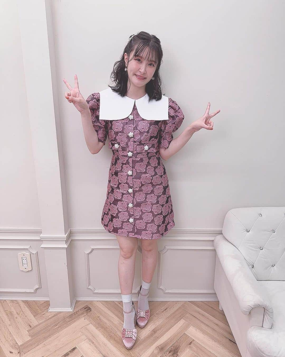 相良茉優のインスタグラム：「#相良茉優 ソロデビュー記念SPイベントEveryone’s Smile  パンフレットのオフショ(*´˘`* ) とっても可愛い撮影でした！ 出来上がった写真たちも盛れてて嬉しい♡」