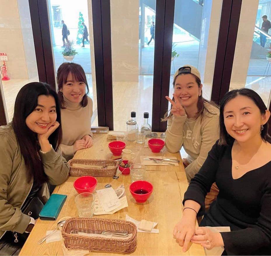 白木夏子のインスタグラム：「いつも楽しいイベントに声をかけてくれる陽子ちゃん😘you are truly ☀️😘 この数年でみんなママになったりで自由すぎる子育て話や旅の話、国際結婚話など話題がありすぎて時間が全然足りなかったね〜〜ありがと〜！！」