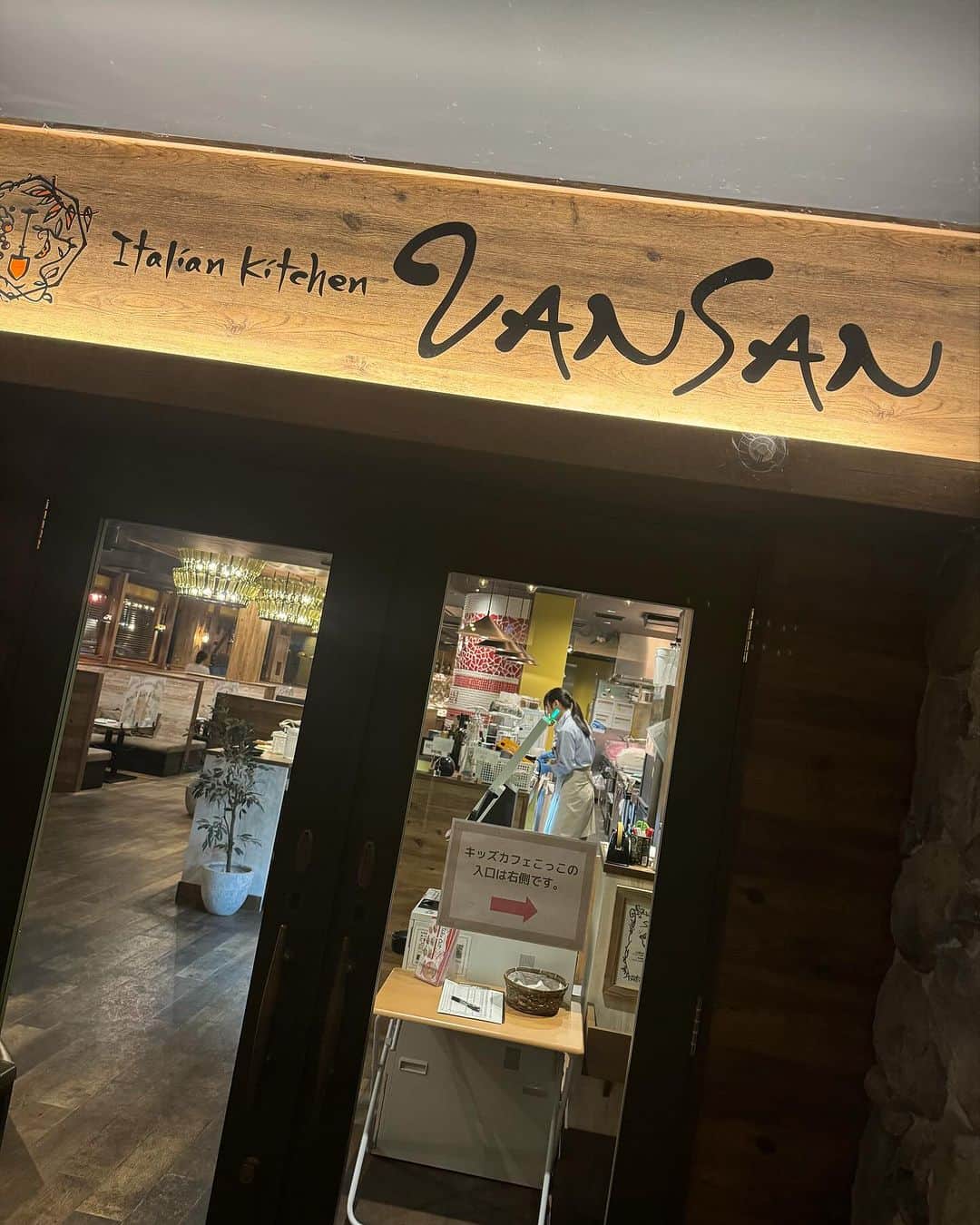 さやかさんのインスタグラム写真 - (さやかInstagram)「@vansan_obihiro  バンサンさん 素敵なお店です💓 皆様も是非是非ーー！ 皆様こんばんは、トゥエンティートゥー【BAR】#北海道#帯広駅から徒歩５分にある全cast可愛い女の子と店内はドバイmotifで綺麗な空間です。御来店下さる全てのお客様に至福な時間を提供させて頂くよう、castの持ち味全てフル活用し、年中無休営業しております。臨時休業も御座いますのでSNSにて、最新情報はInstagram【sa0904ya】さやかをご確認下さい。お一人様から入りやすい60分飲み放題【3,500円】です。チャージ料は【無料】です。castのドリンクは【別料金】です。自動延長は一切御座いません。御好評のソファーは、席料2名様から1人【1,000円】頂いております。住所は、ラーメン屋どーもさんとフランス料理店シェマエダさんの間にあるお店。LEDが輝く非常に分かりやすいお店です。【20:00〜2:00金土3:00】営業時間までに【0155-67-0024】お電話orお届け【080-0012帯広市西2条南10丁目2番地エルプラザ】宜しくお願い致します。皆様の御来店を心からお待ちしております。#TWENTYTWO#帯広エルプラザ #帯広さやか#帯広バー#帯広BAR #北海道帯広市#帯広 #十勝帯広 #帯広飲み屋 #帯広写真  #北海道 #帯広可愛い #帯広ホステス #帯広飲み放題 #帯広アルバイト募集#帯広アルバイト#帯広求人 #帯広おすすめ #帯広女の子#帯広バイト募集 #帯広オシャレ#帯広グルメ#帯広看板娘#帯広祭り#帯広コスプレ#帯広イベント#帯広カフェ」11月27日 22時27分 - sa0904ya