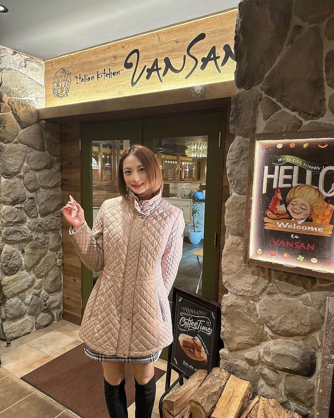 さやかのインスタグラム：「@vansan_obihiro  バンサンさん 素敵なお店です💓 皆様も是非是非ーー！ 皆様こんばんは、トゥエンティートゥー【BAR】#北海道#帯広駅から徒歩５分にある全cast可愛い女の子と店内はドバイmotifで綺麗な空間です。御来店下さる全てのお客様に至福な時間を提供させて頂くよう、castの持ち味全てフル活用し、年中無休営業しております。臨時休業も御座いますのでSNSにて、最新情報はInstagram【sa0904ya】さやかをご確認下さい。お一人様から入りやすい60分飲み放題【3,500円】です。チャージ料は【無料】です。castのドリンクは【別料金】です。自動延長は一切御座いません。御好評のソファーは、席料2名様から1人【1,000円】頂いております。住所は、ラーメン屋どーもさんとフランス料理店シェマエダさんの間にあるお店。LEDが輝く非常に分かりやすいお店です。【20:00〜2:00金土3:00】営業時間までに【0155-67-0024】お電話orお届け【080-0012帯広市西2条南10丁目2番地エルプラザ】宜しくお願い致します。皆様の御来店を心からお待ちしております。#TWENTYTWO#帯広エルプラザ #帯広さやか#帯広バー#帯広BAR #北海道帯広市#帯広 #十勝帯広 #帯広飲み屋 #帯広写真  #北海道 #帯広可愛い #帯広ホステス #帯広飲み放題 #帯広アルバイト募集#帯広アルバイト#帯広求人 #帯広おすすめ #帯広女の子#帯広バイト募集 #帯広オシャレ#帯広グルメ#帯広看板娘#帯広祭り#帯広コスプレ#帯広イベント#帯広カフェ」