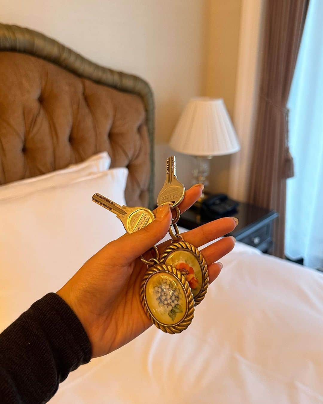 計良日向子（ひなひ）さんのインスタグラム写真 - (計良日向子（ひなひ）Instagram)「. 神戸旅行に行ってきたよ🥂🍒 . . . ずっと泊まってみたかった ラ・スイート神戸ハーバーランドに宿泊♡ @hotellasuitekobe . . . . 外観からお部屋からロビーから 全部が可愛くてタイプすぎる、、🥹💞 朝食もオシャレで可愛かった🥐💕 . . . 👗トップス @primavely_official . 👗スカート @primavely_official . 可愛すぎる組み合わせ、！天才すぎる💞 まりちゃんありがとうございます♡ @primavely_mari . . . . #神戸ホテル #神戸ランチ #神戸カフェ #神戸観光 #ホテルステイ #ホテル女子会 #フレンチガーリー #ホテルディナー」11月27日 22時28分 - kerahinako1105