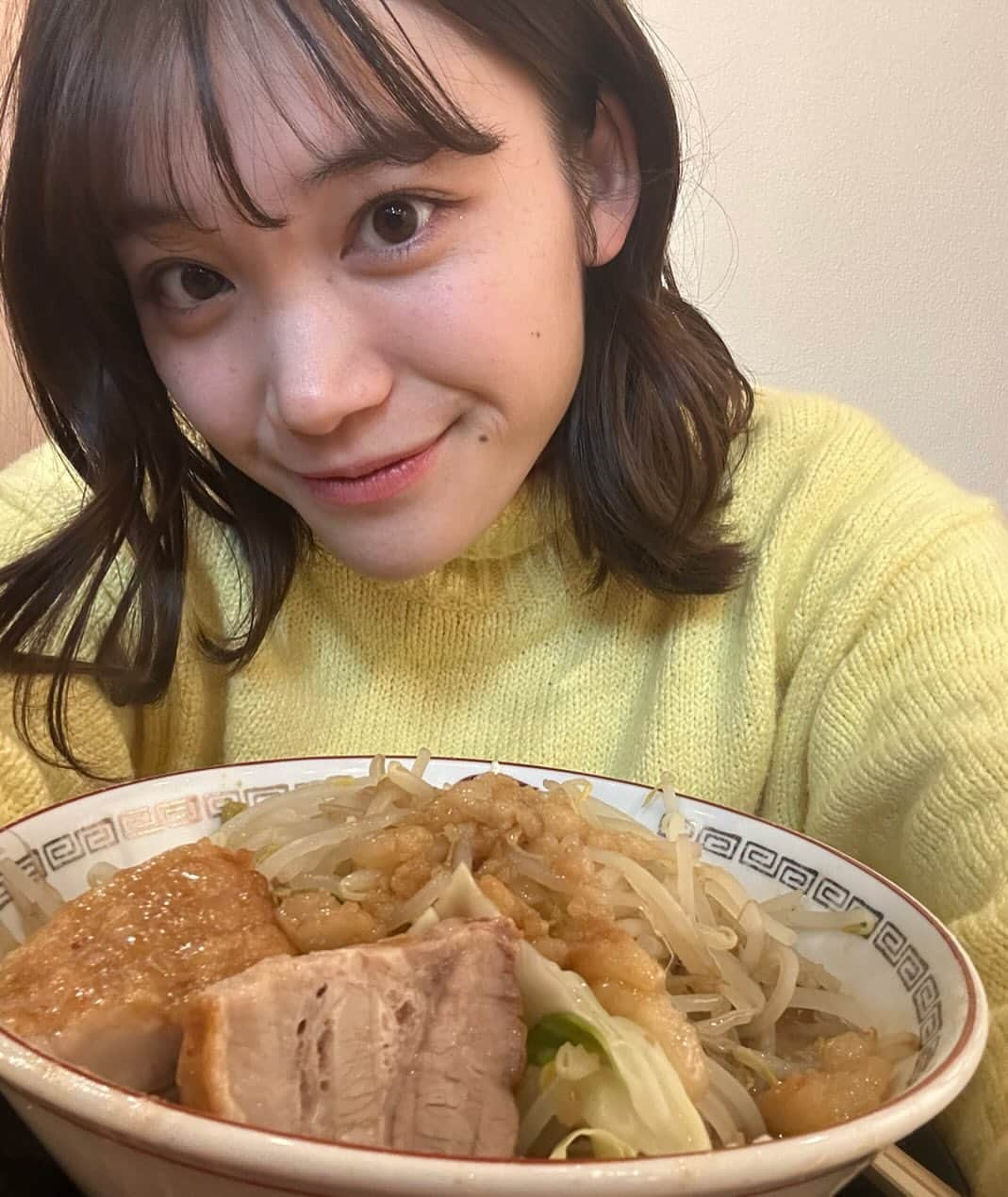 中崎花音のインスタグラム：「たまには投稿に二郎載せる🍜 おすすめの二郎系ラーメンのお店コメントで教えてください📝  #二郎系ラーメン #ラーメン #二郎系 #ジロリアン #アイドル #ぼぶ #全マシ #ニンニク #ニットコーデ #豚山」