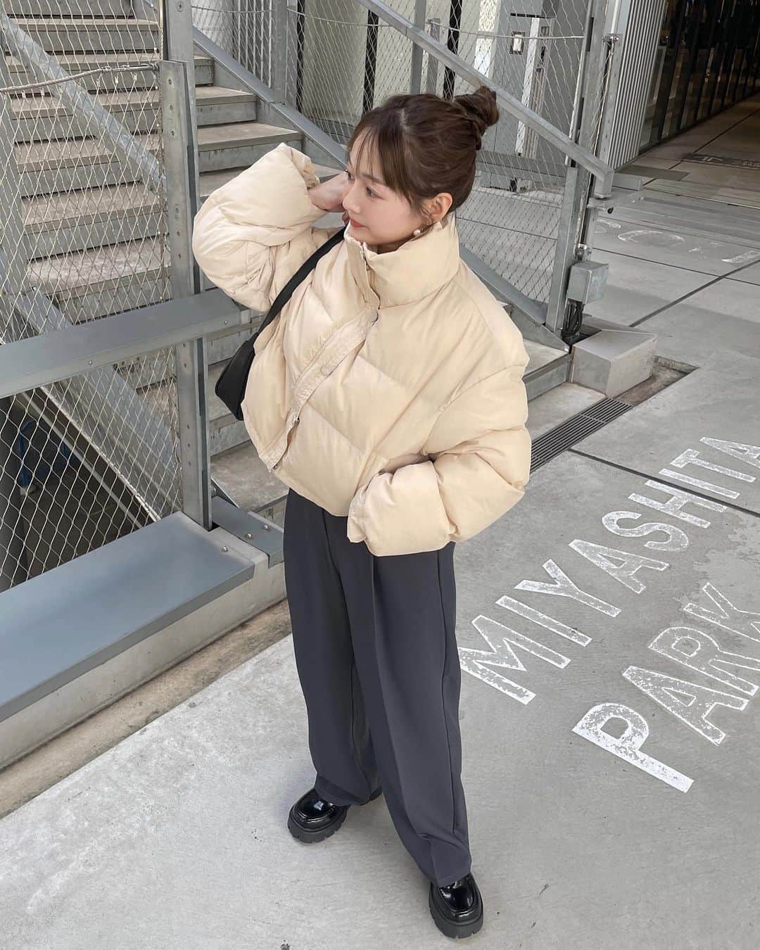 大田くるみのインスタグラム：「なんか急に寒いな？！⛄️ 特に朝と夜がぐっと冷えたので みんな風邪ひかないようにね🤧  このまるっとしたショートダウン 野暮ったくならなくて🩵 @d_by_dholic   あと手首のところにゴムが入ってて 袖の中に風が入ってこないのが最高！  なんと5000円代という安さなので ガシガシ使えるやつです🤣  パンツも靴もdholicです♡ リンクはプロフTOPにあります🕊️ . . . #低身長コーデ #骨格ストレート #ダウンコーデ #プチプラコーデ #dholic」
