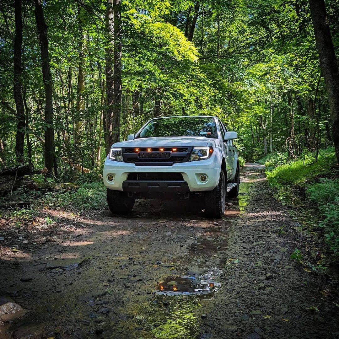 Nissanのインスタグラム：「Driving a Nissan Frontier in the woods is a magical experience!​  📸: @nisfropro4x​  Use the hashtag #MyNissanMemory to share your favorite pics with your car, your branded T-shirt, or any Nissan moment! You could be featured in our official 90th anniversary video! ​  #Nissan #NissanFrontier #Frontier #FrontierNation #Truck #PickUpTruck #TruckLover #OffRoad」