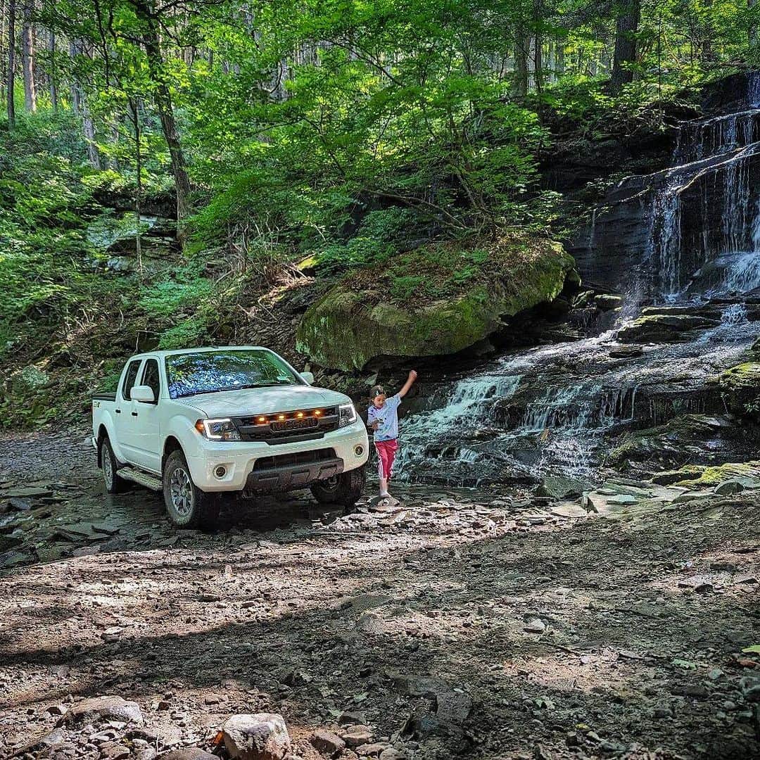 Nissanさんのインスタグラム写真 - (NissanInstagram)「Driving a Nissan Frontier in the woods is a magical experience!​  📸: @nisfropro4x​  Use the hashtag #MyNissanMemory to share your favorite pics with your car, your branded T-shirt, or any Nissan moment! You could be featured in our official 90th anniversary video! ​  #Nissan #NissanFrontier #Frontier #FrontierNation #Truck #PickUpTruck #TruckLover #OffRoad」11月27日 22時30分 - nissan
