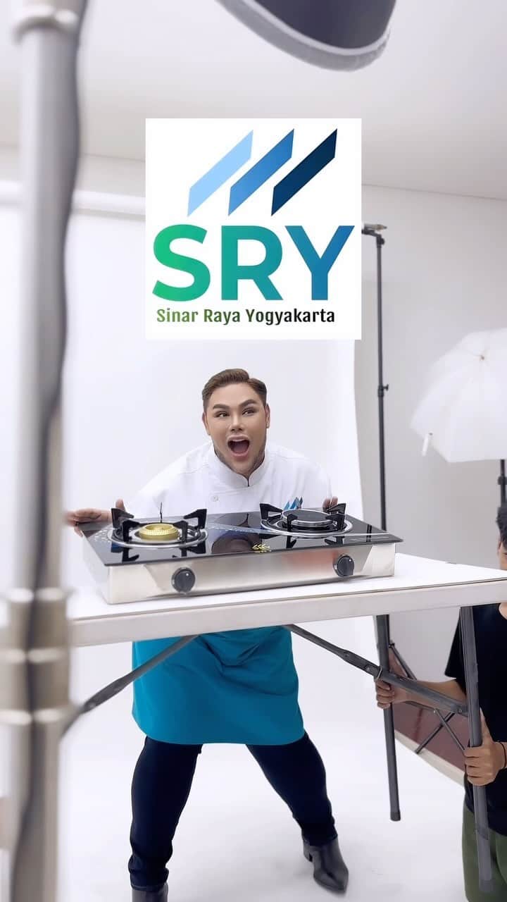 Ivan Gunawanのインスタグラム：「Hari  ini  saya  kembali  membuat  campaign kompor @srygroup semoga  kalian  suka  dengan  hasil  nya ❤️❤️❤️」