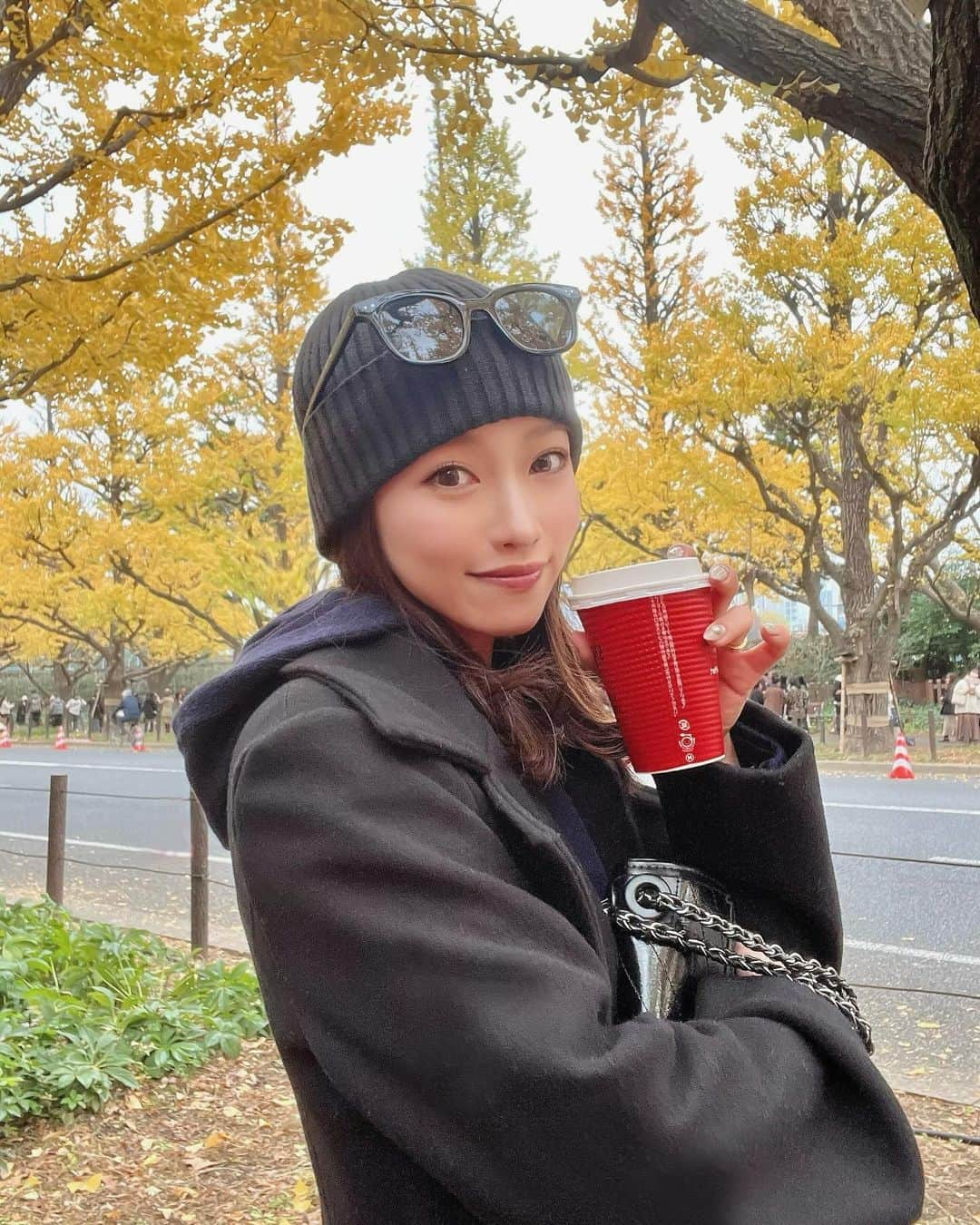 木田絵里香のインスタグラム：「. ランチして紅葉見に行った日🍂♡ 激さむだったww . #外苑前#外苑前いちょう並木#いちょう並木#いちょう#紅葉#コーデ#お休みコーデ#私服#shein#uniqlo#resexxy#grl」