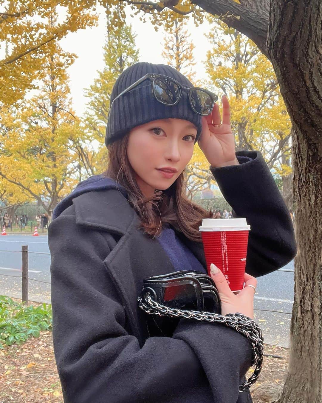 木田絵里香さんのインスタグラム写真 - (木田絵里香Instagram)「. ランチして紅葉見に行った日🍂♡ 激さむだったww . #外苑前#外苑前いちょう並木#いちょう並木#いちょう#紅葉#コーデ#お休みコーデ#私服#shein#uniqlo#resexxy#grl」11月27日 22時32分 - erika_resexxy