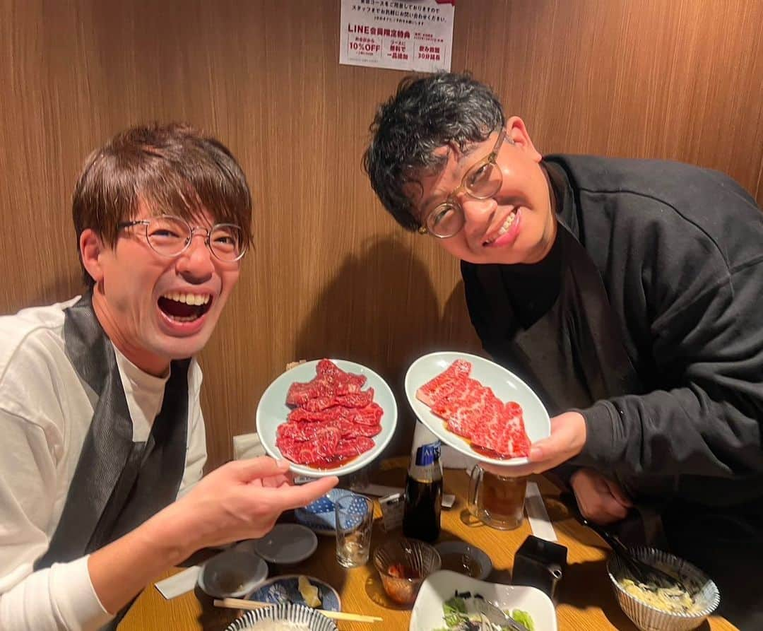 昴生さんのインスタグラム写真 - (昴生Instagram)「晩飯！！ #今日は #辻井ちゃんと人間ドックに行って #打ち上げ！ #うちの家族もいっしょに！ #やっぱ。 さん！ #焼肉！ #人間ドックしてとりあえず一安心したら肉食いたくなる！ #うまいー！ #ロース！ #タン！ #レバー！ #ハラミ！ #カルビ！ #罪を軽減したくて #チョレギサラダ！ #元祖ネギ玉ライス #でまたもや再犯！ #カルビスープ #で有罪決定！ #それでもなおこの笑顔！ #こいつら罪の意識がない！ #弁護士もお手上げ！ #お願いやから #なにも見つかりませんように！」11月27日 22時32分 - mikikousei