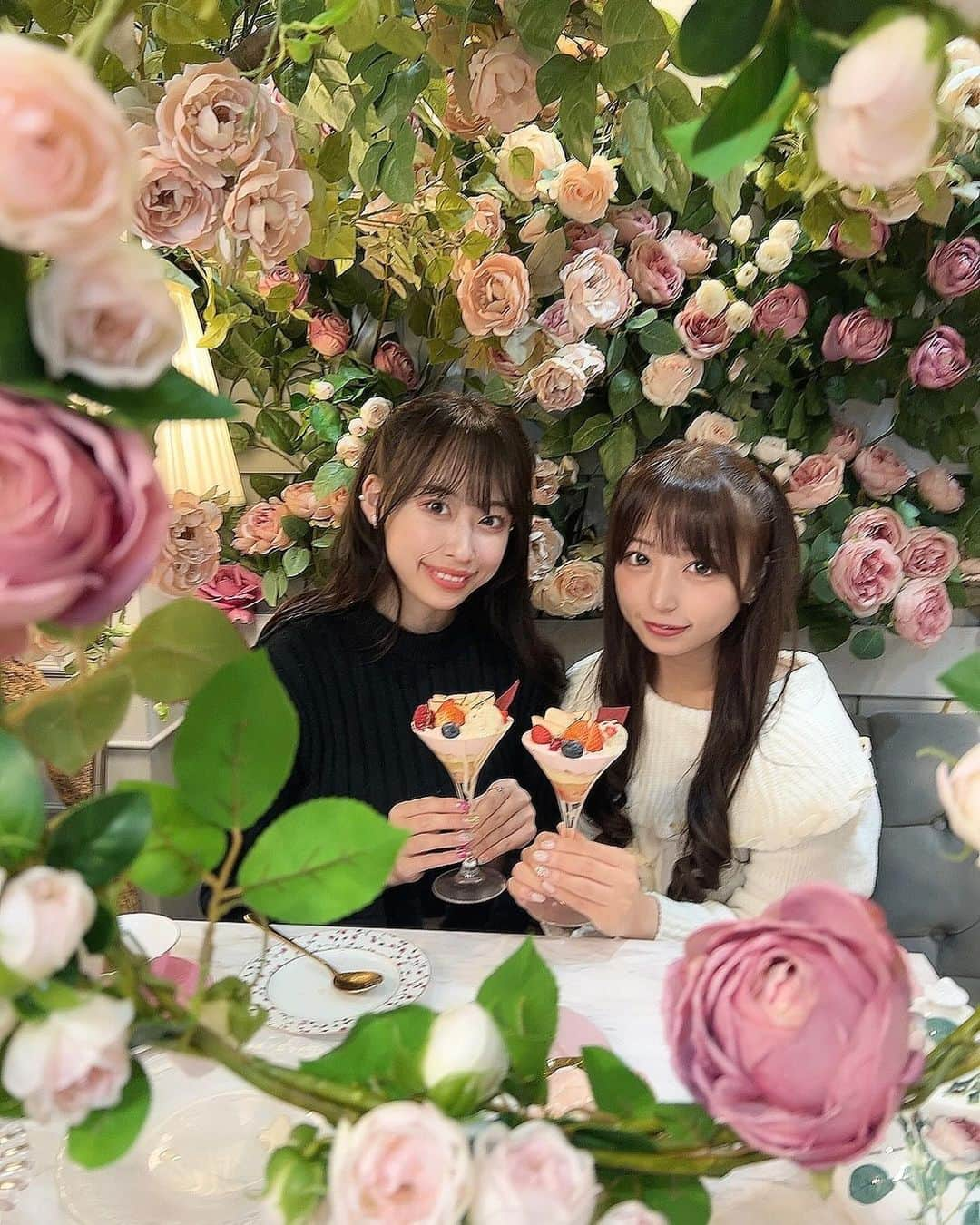 宮島小百合のインスタグラム：「@momo__kakaka  2人でデート❤️💓🫧  #かかかぶぶぶききき#アイドル#新宿#歌舞伎町 #デート#デートスポット#女子会」