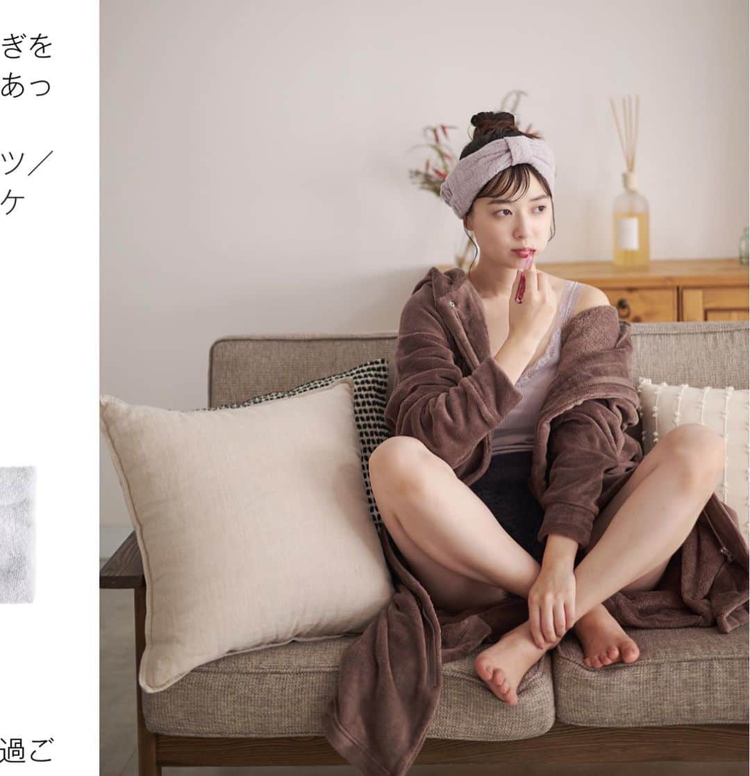 中城あすかのインスタグラム：「白鳩さんのECサイトにて、ルームウェア特集のモデルを務めさせて頂きました！  着心地が良くオシャレなルームウェアをチェックして下さいっ🤎  @shirohato_official   #ルームウェア #白鳩 #オシャレルームウェア #モデル #shirohato #fashion」
