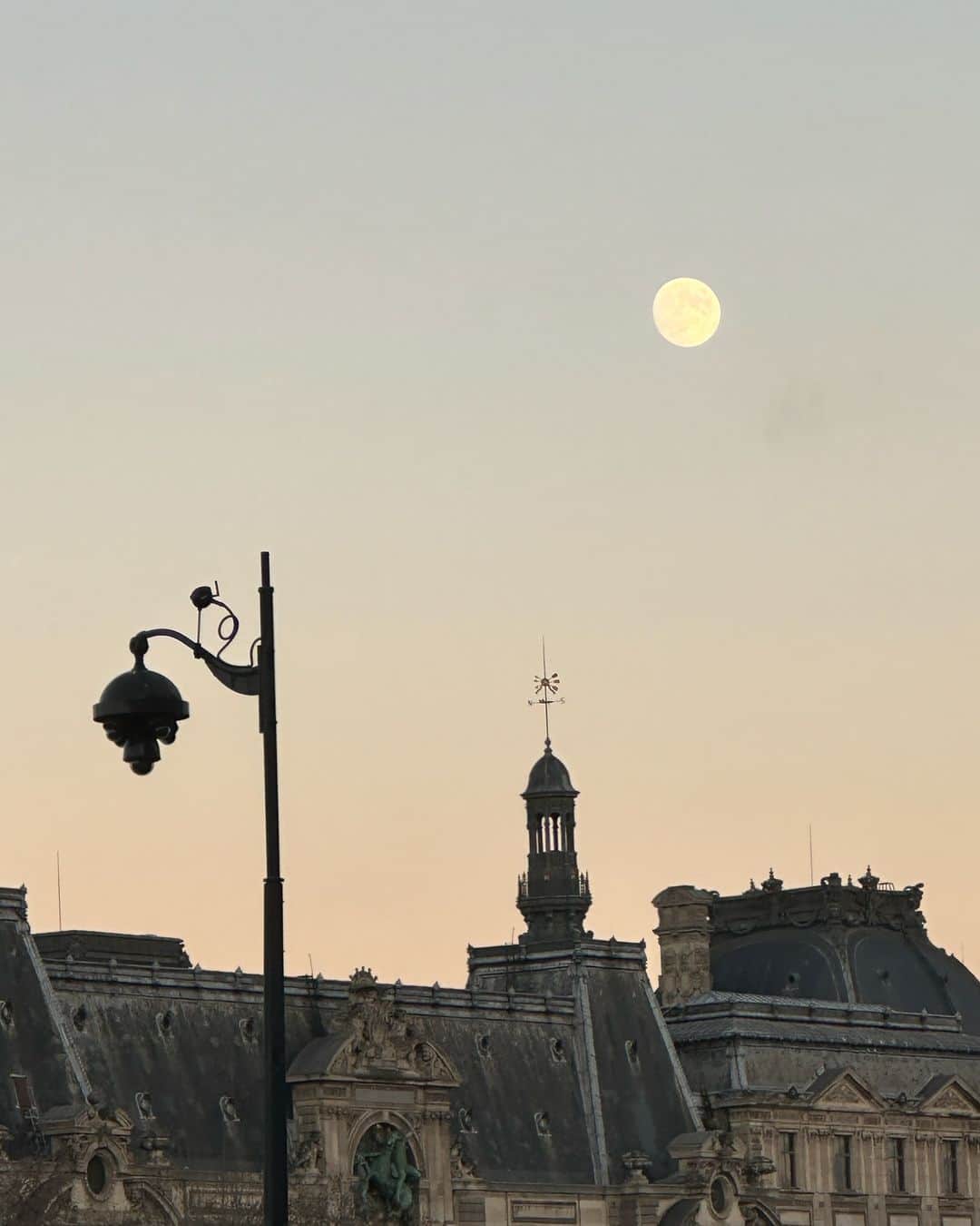 Mathilde Goehlerのインスタグラム：「Paris 💛💛💛」