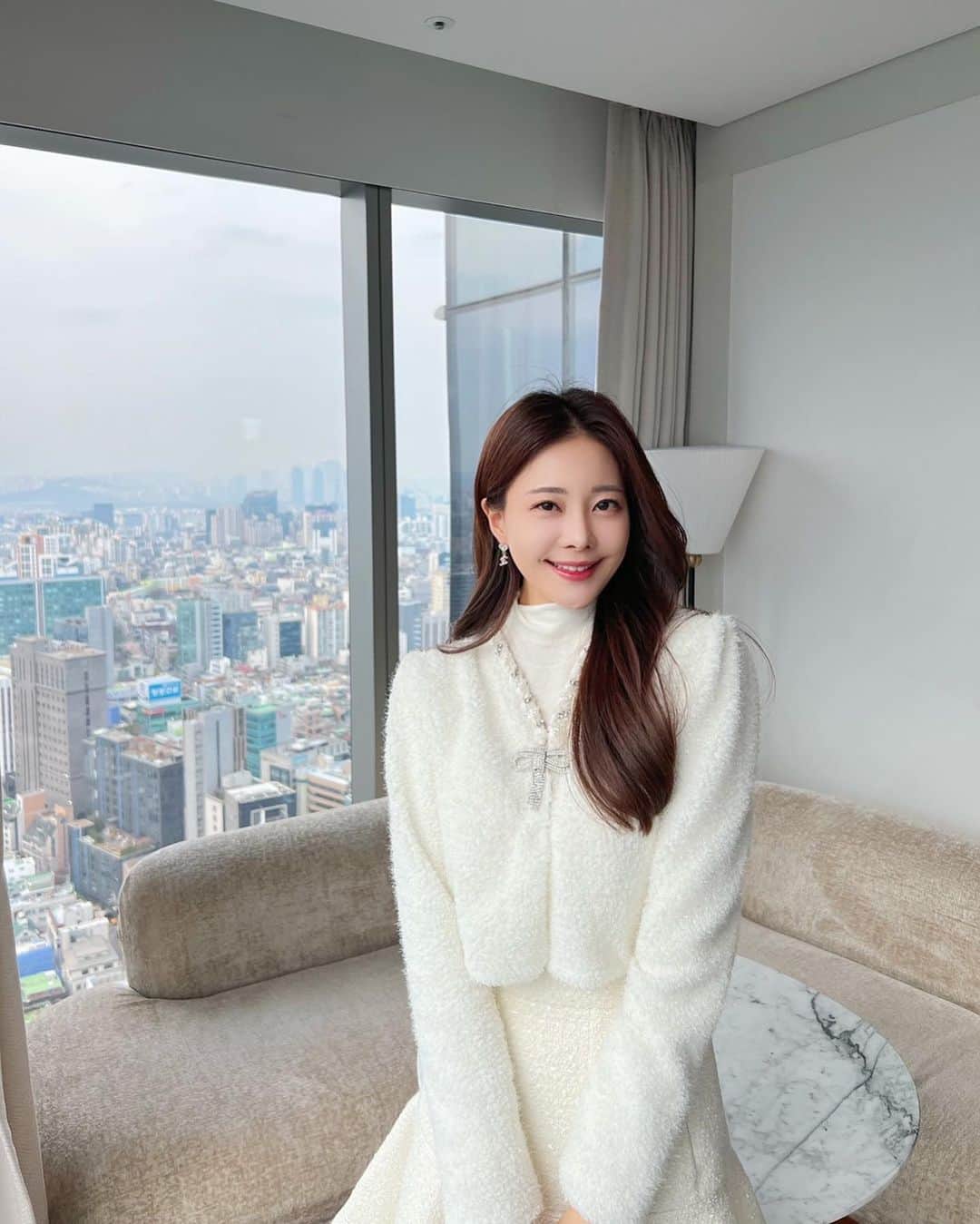 キム・ミニョンのインスタグラム：「어제 올렸던 븨로그에서 댓글 많이달렸던  요 가디건 12월 연말룩 신상이에오!!!! 연말이라니....❄️❄️❄️❄️ 연말이라니!!!!❄️❄️❄️ 후 시간 왜케빠른건데 🥹❄️믿기지않는데 🤦🏻‍♀️ 옳라프칭구들은 연말 어떻게보내고있나용 🎄」