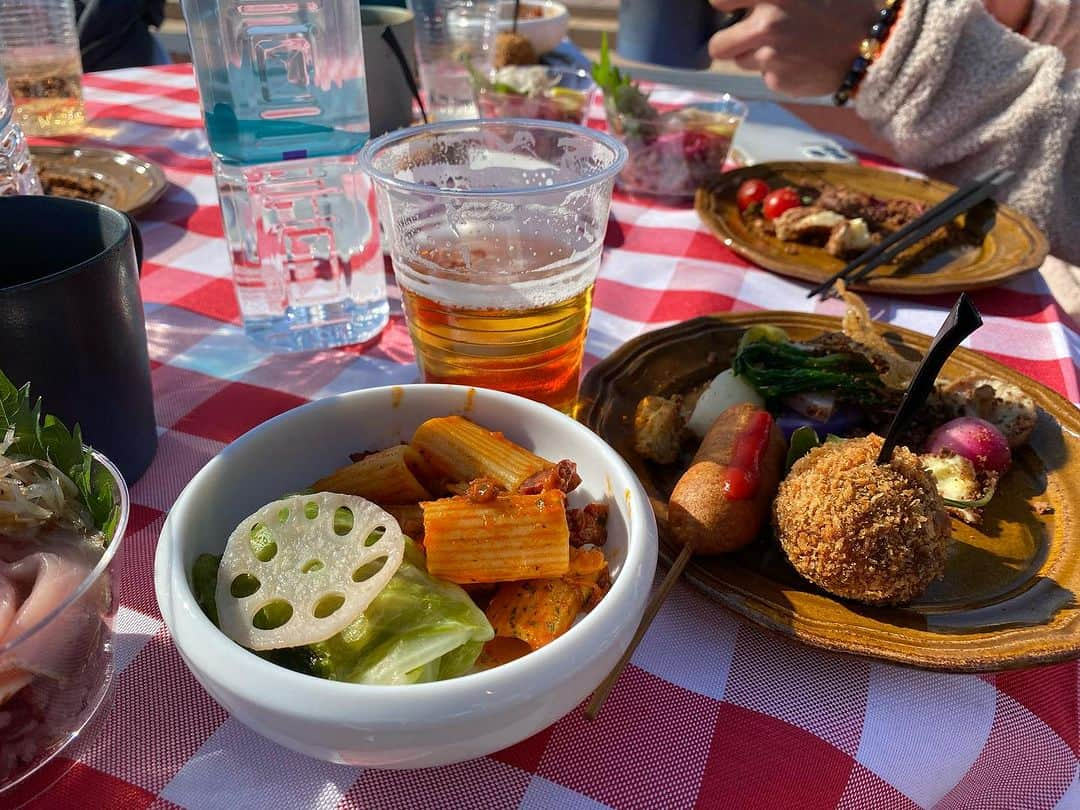 伊東秀和さんのインスタグラム写真 - (伊東秀和Instagram)「. 食と自然•体験の複合型イベント せとうちの祝祭　SETOUCHI GALA  Day2☀️ #瀬戸内gala  2日間お世話になったUNO HOTELからすぐの場所で、トークショー&生演奏、ランチパーティー✨✨✨ ツアー参加者の皆さんとも、お話し出来てボルダリング体験会の感想を聞けたりと楽しい時間になりました。 ゲストクライマーの自分達にとっても、思い出に残る特別な時間💫 @sachiamma @miwa_oba  こんな企画をしていただいた関係者の皆様に感謝です。 ありがとうございます。 @nta.official  @uno_hotel @omachido_honten  . . . @raffinee_orientalbio  @a_climbing_jp  @mammut_japan  @camp1889outdoor  #一つ一つが形になる喜び✨  #繋がっていく  #玉野市  #宇野駅  #unohotel  #たまの湯  #瀬戸内温泉たまの湯  #おまち堂宇野港店  #瀬戸内海国立公園 #小豆島豊島フェリー  #小豆島への船旅  #入口  #深山公園  #深山公園ボルダー  #王子ヶ岳ボルダー  #岡山  #日本 #japan  #japantravel  #japantrip  #日本の魅力を世界へ  #日本の風景  #トークショー  #ランチパーティー  #生演奏  #ライブペイントアート  #アーティスト  #エナジーアイス」11月27日 22時36分 - hide9a2019