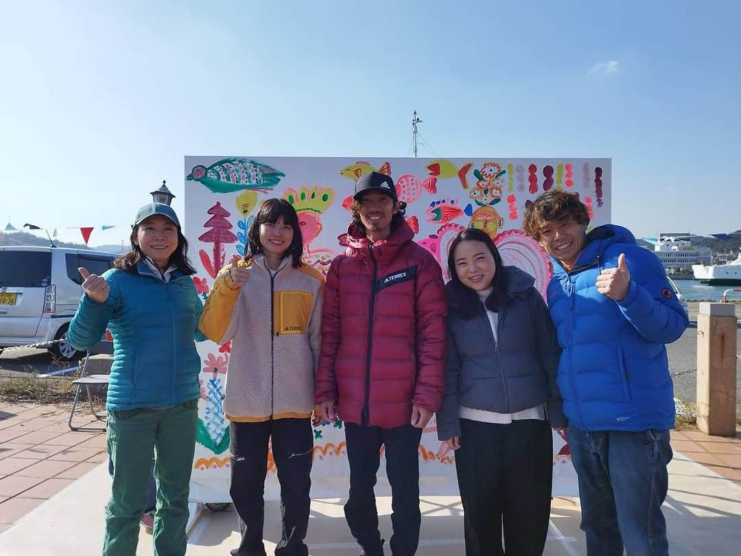 伊東秀和さんのインスタグラム写真 - (伊東秀和Instagram)「. 食と自然•体験の複合型イベント せとうちの祝祭　SETOUCHI GALA  Day2☀️ #瀬戸内gala  2日間お世話になったUNO HOTELからすぐの場所で、トークショー&生演奏、ランチパーティー✨✨✨ ツアー参加者の皆さんとも、お話し出来てボルダリング体験会の感想を聞けたりと楽しい時間になりました。 ゲストクライマーの自分達にとっても、思い出に残る特別な時間💫 @sachiamma @miwa_oba  こんな企画をしていただいた関係者の皆様に感謝です。 ありがとうございます。 @nta.official  @uno_hotel @omachido_honten  . . . @raffinee_orientalbio  @a_climbing_jp  @mammut_japan  @camp1889outdoor  #一つ一つが形になる喜び✨  #繋がっていく  #玉野市  #宇野駅  #unohotel  #たまの湯  #瀬戸内温泉たまの湯  #おまち堂宇野港店  #瀬戸内海国立公園 #小豆島豊島フェリー  #小豆島への船旅  #入口  #深山公園  #深山公園ボルダー  #王子ヶ岳ボルダー  #岡山  #日本 #japan  #japantravel  #japantrip  #日本の魅力を世界へ  #日本の風景  #トークショー  #ランチパーティー  #生演奏  #ライブペイントアート  #アーティスト  #エナジーアイス」11月27日 22時36分 - hide9a2019