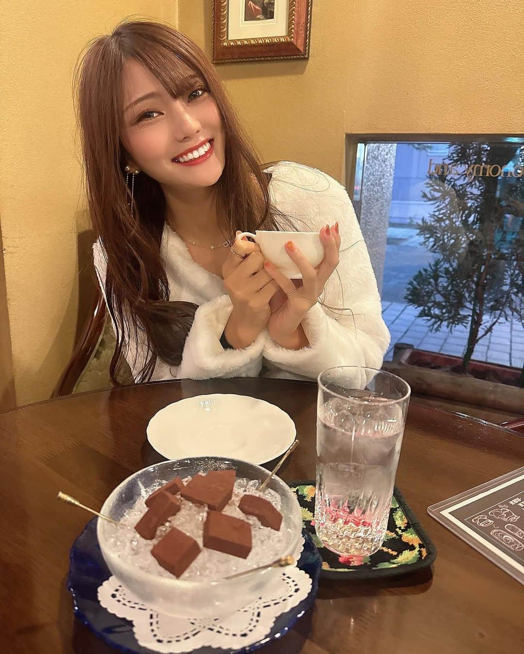 さやかさんのインスタグラム写真 - (さやかInstagram)「#チェルシー さん 素敵なお店💓 皆様も是非是非ーーー！ ココア寒くて美味しかったです！ 皆様こんばんは、トゥエンティートゥー【BAR】#北海道#帯広駅から徒歩５分にある全cast可愛い女の子と店内はドバイmotifで綺麗な空間です。御来店下さる全てのお客様に至福な時間を提供させて頂くよう、castの持ち味全てフル活用し、年中無休営業しております。臨時休業も御座いますのでSNSにて、最新情報はInstagram【sa0904ya】さやかをご確認下さい。お一人様から入りやすい60分飲み放題【3,500円】です。チャージ料は【無料】です。castのドリンクは【別料金】です。自動延長は一切御座いません。御好評のソファーは、席料2名様から1人【1,000円】頂いております。住所は、ラーメン屋どーもさんとフランス料理店シェマエダさんの間にあるお店。LEDが輝く非常に分かりやすいお店です。【20:00〜2:00金土3:00】営業時間までに【0155-67-0024】お電話orお届け【080-0012帯広市西2条南10丁目2番地エルプラザ】宜しくお願い致します。皆様の御来店を心からお待ちしております。#TWENTYTWO#帯広エルプラザ #帯広さやか#帯広バー#帯広BAR #北海道帯広市#帯広 #十勝帯広 #帯広飲み屋 #帯広写真  #北海道 #帯広可愛い #帯広ホステス #帯広飲み放題 #帯広アルバイト募集#帯広アルバイト#帯広求人 #帯広おすすめ #帯広女の子#帯広バイト募集 #帯広オシャレ#帯広グルメ#帯広看板娘#帯広祭り#帯広コスプレ#帯広イベント#帯広カフェ」11月27日 22時36分 - sa0904ya