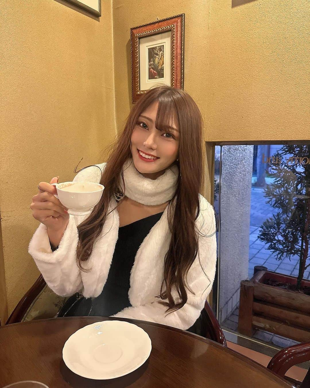 さやかのインスタグラム：「#チェルシー さん 素敵なお店💓 皆様も是非是非ーーー！ ココア寒くて美味しかったです！ 皆様こんばんは、トゥエンティートゥー【BAR】#北海道#帯広駅から徒歩５分にある全cast可愛い女の子と店内はドバイmotifで綺麗な空間です。御来店下さる全てのお客様に至福な時間を提供させて頂くよう、castの持ち味全てフル活用し、年中無休営業しております。臨時休業も御座いますのでSNSにて、最新情報はInstagram【sa0904ya】さやかをご確認下さい。お一人様から入りやすい60分飲み放題【3,500円】です。チャージ料は【無料】です。castのドリンクは【別料金】です。自動延長は一切御座いません。御好評のソファーは、席料2名様から1人【1,000円】頂いております。住所は、ラーメン屋どーもさんとフランス料理店シェマエダさんの間にあるお店。LEDが輝く非常に分かりやすいお店です。【20:00〜2:00金土3:00】営業時間までに【0155-67-0024】お電話orお届け【080-0012帯広市西2条南10丁目2番地エルプラザ】宜しくお願い致します。皆様の御来店を心からお待ちしております。#TWENTYTWO#帯広エルプラザ #帯広さやか#帯広バー#帯広BAR #北海道帯広市#帯広 #十勝帯広 #帯広飲み屋 #帯広写真  #北海道 #帯広可愛い #帯広ホステス #帯広飲み放題 #帯広アルバイト募集#帯広アルバイト#帯広求人 #帯広おすすめ #帯広女の子#帯広バイト募集 #帯広オシャレ#帯広グルメ#帯広看板娘#帯広祭り#帯広コスプレ#帯広イベント#帯広カフェ」