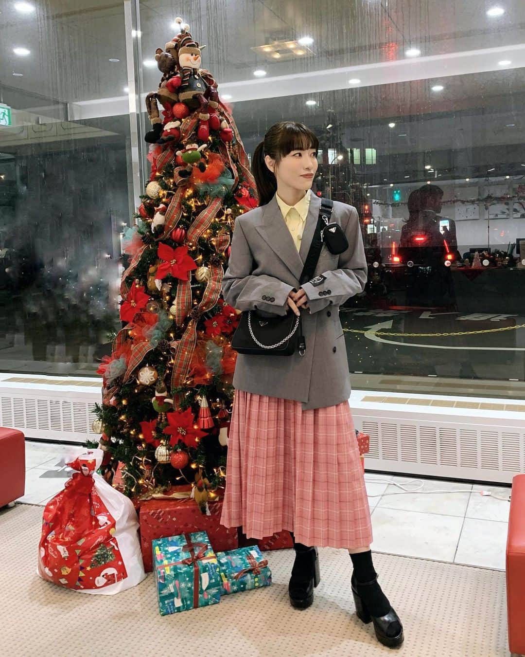 市川まさみさんのインスタグラム写真 - (市川まさみInstagram)「❤︎❤︎  ootd.  jacket：MSGM shirt：Ungrid skirt：MARNI sandal：MM6  映画「ARAKAWA UNDER9」上映&舞台挨拶の時の私服 珍しくカラー系が着たくなりました笑  最近ハマってるリボンのヘアアクセ🎀 髪が伸びたから色々アレンジしてみたいなぁ✨  #ootd #codenate #fashion #apparel #mode #love #monotone #msgm #ungrid #marni #mm6 #prada #ファッション #コーデ #仕事服  #モード #レディ #カジュアル #洋服好きな人と繋がりたい」11月27日 22時36分 - ichii710