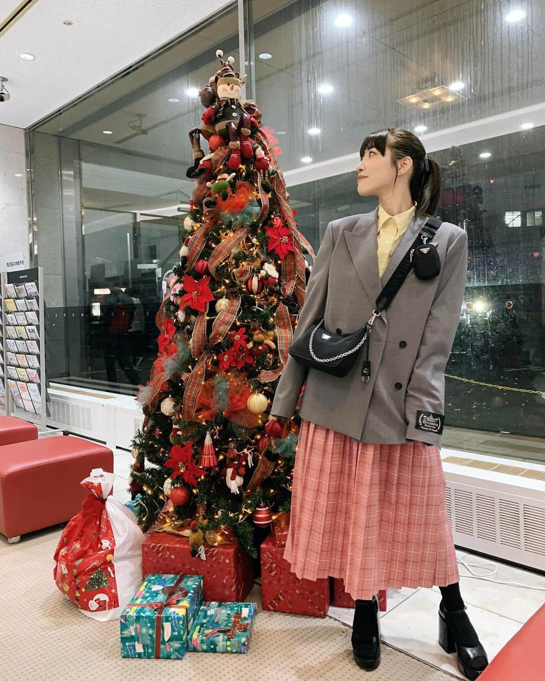 市川まさみさんのインスタグラム写真 - (市川まさみInstagram)「❤︎❤︎  ootd.  jacket：MSGM shirt：Ungrid skirt：MARNI sandal：MM6  映画「ARAKAWA UNDER9」上映&舞台挨拶の時の私服 珍しくカラー系が着たくなりました笑  最近ハマってるリボンのヘアアクセ🎀 髪が伸びたから色々アレンジしてみたいなぁ✨  #ootd #codenate #fashion #apparel #mode #love #monotone #msgm #ungrid #marni #mm6 #prada #ファッション #コーデ #仕事服  #モード #レディ #カジュアル #洋服好きな人と繋がりたい」11月27日 22時36分 - ichii710