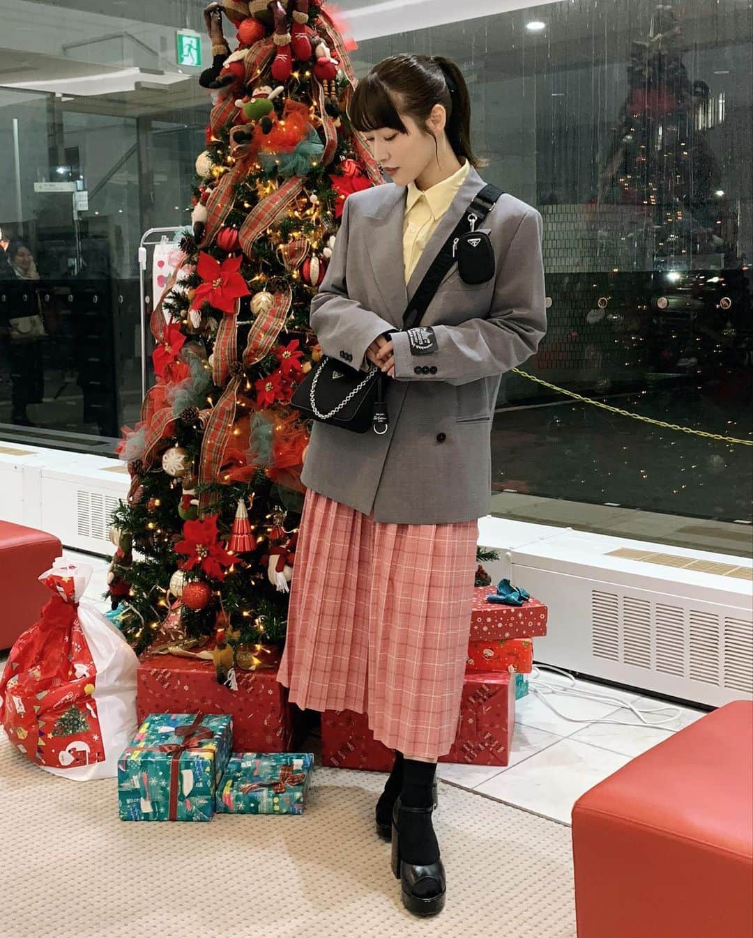 市川まさみさんのインスタグラム写真 - (市川まさみInstagram)「❤︎❤︎  ootd.  jacket：MSGM shirt：Ungrid skirt：MARNI sandal：MM6  映画「ARAKAWA UNDER9」上映&舞台挨拶の時の私服 珍しくカラー系が着たくなりました笑  最近ハマってるリボンのヘアアクセ🎀 髪が伸びたから色々アレンジしてみたいなぁ✨  #ootd #codenate #fashion #apparel #mode #love #monotone #msgm #ungrid #marni #mm6 #prada #ファッション #コーデ #仕事服  #モード #レディ #カジュアル #洋服好きな人と繋がりたい」11月27日 22時36分 - ichii710