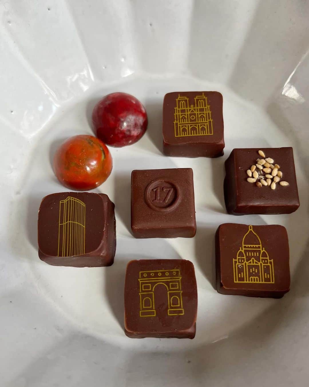 Megのインスタグラム：「チョコレートが大好きな私にスペシャルなご褒美 パリの工房からやってきたショコラ  重厚感のあるクリーンな白いボックスを開けると ランダムに、でもそれが恰も計算されたような洒落た配置で収まっている  この番号は何だろう？  『ショコラをパリの23区のアロンディスマンに見たて、行政区の番号や、そのエリアにまつわるモニュメントをデザインしました 区の番号や、ルーブル美術館のピラミッドなどがショコラに施されています』  パリに行ったことがない私だけど 「これら何の味だろう？」とワクワクしながら毎日少しずつ息子と一緒に食べる幸せ ピリリとする意外なフレーバーなんかもあったりとにかく口にするのが楽しみになる、そんなショコラ  このボックスは非売品で通常商品ではないフレーバーも織り交ぜたスペシャルボックス (通常販売は6粒、12粒、20粒入り) バレンタインはもちろん日常のちょっとしたプレゼントにも喜ばれそう  京都のアトリエ(お店)の焼き菓子やジェラートも本当に美味しそうでいつか絶対に食べてみたい！(次回の京都で必ず行く！)  #ATELIERPAGES #アトリエパージュ京都  #kyoto #京都 #chocolate」