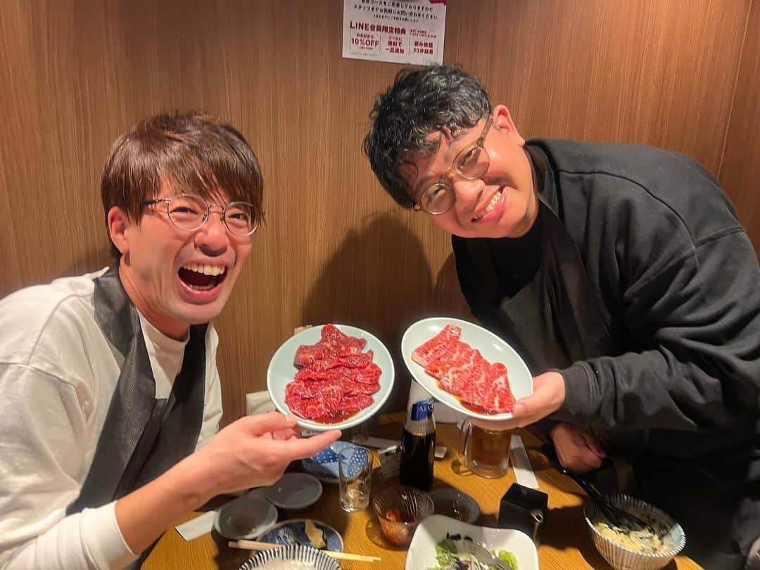 辻井亮平のインスタグラム：「はい。  ご褒美の100パーセント焼肉です。  今日は疲れた、、、。  昴生の家族も一緒に。  俺は店にいる間、昴生の子供に語りかけ続けました。  『ええか？タンはな、大きくなったらおそらく食べる事になるんや。今の内からしっかり見ておくんや。』  と。  基本的にはずっと無視されてました。  今はそれでええ。  きっと俺の言うてた事が理解出来る日が来るはずや。  #何事もありませぬ事を 🙏 #結果の発表会もやろう言うてます #山さん」